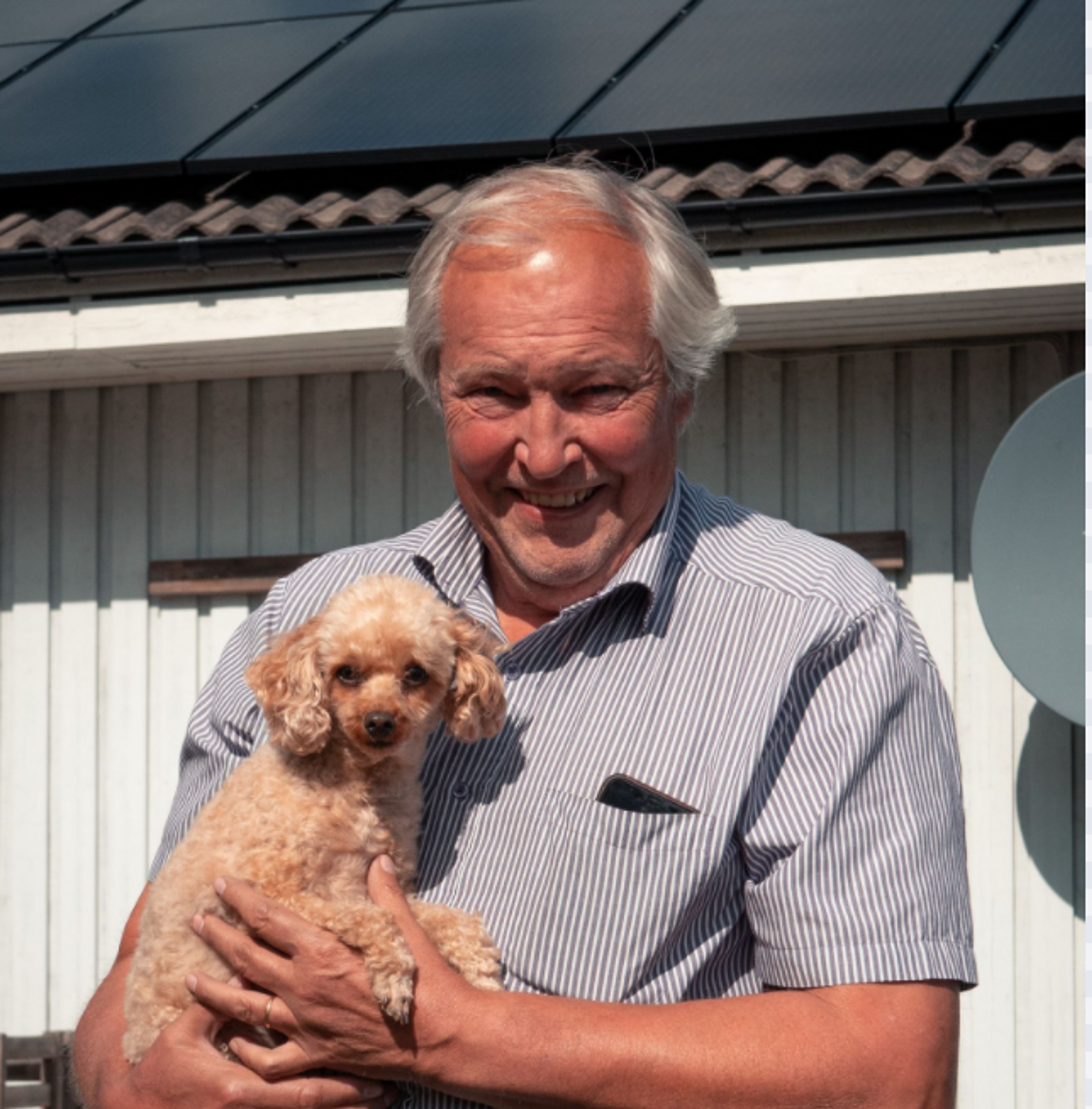 en av otovos kunder foran solcelleinstallasjonen hans