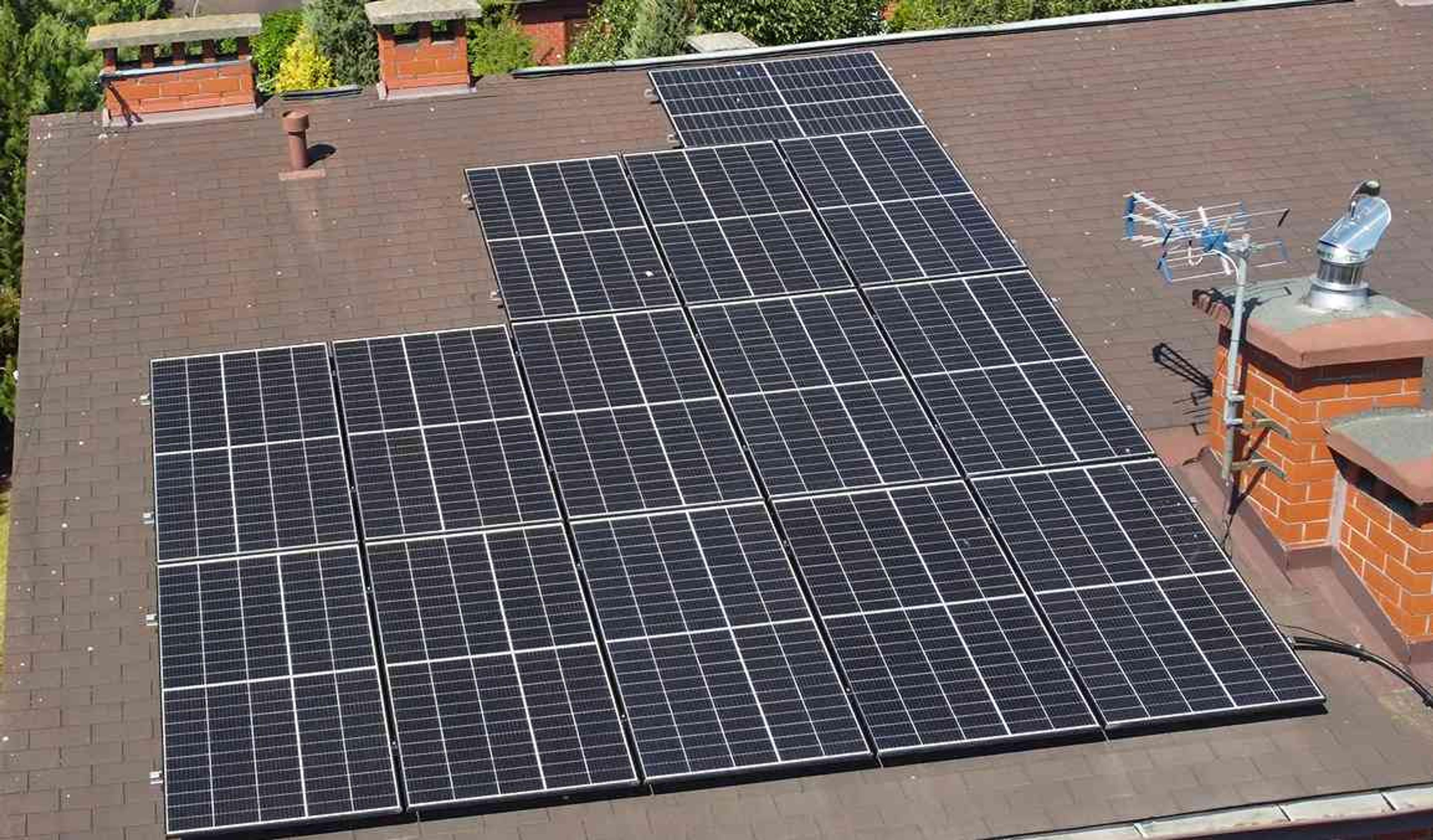 Panele fotowoltaiczne na dachu w pobliżu Warszawy