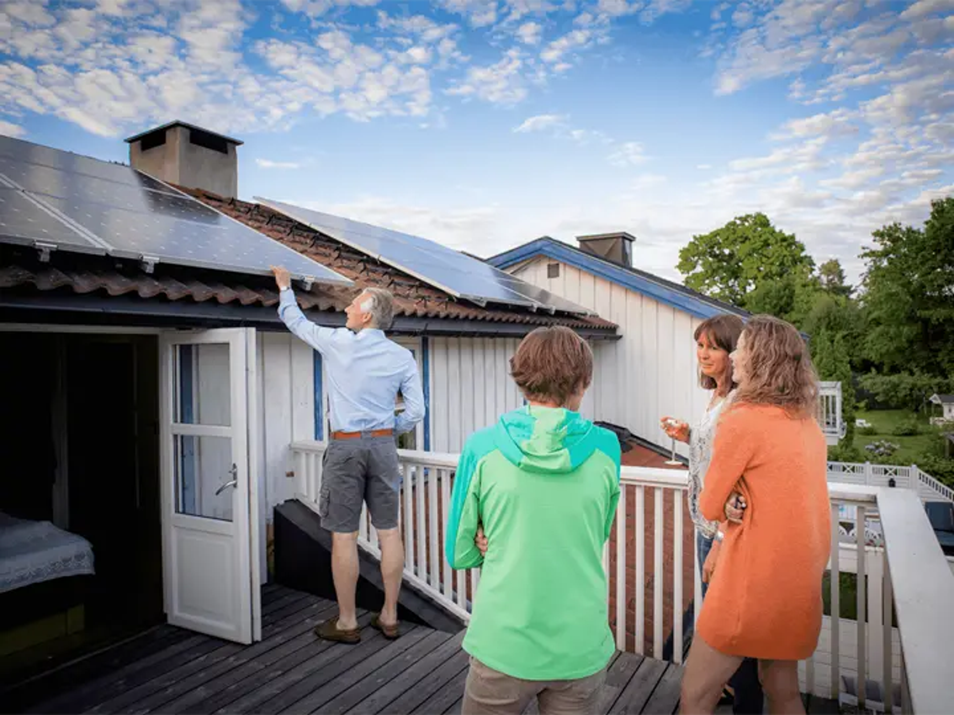 Kunde freut sich über neue Solaranlage