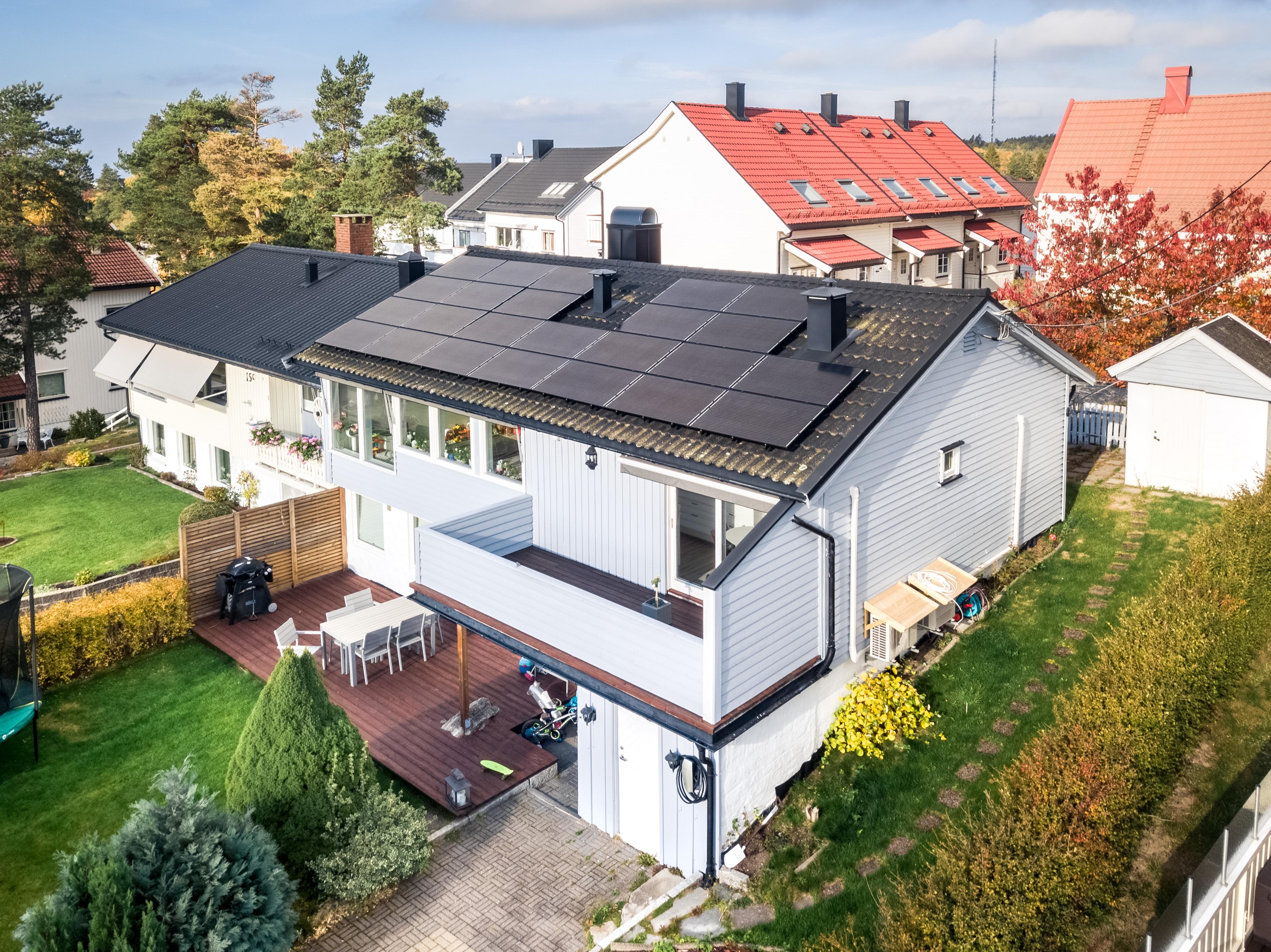 hus med installerte solcellepaneler