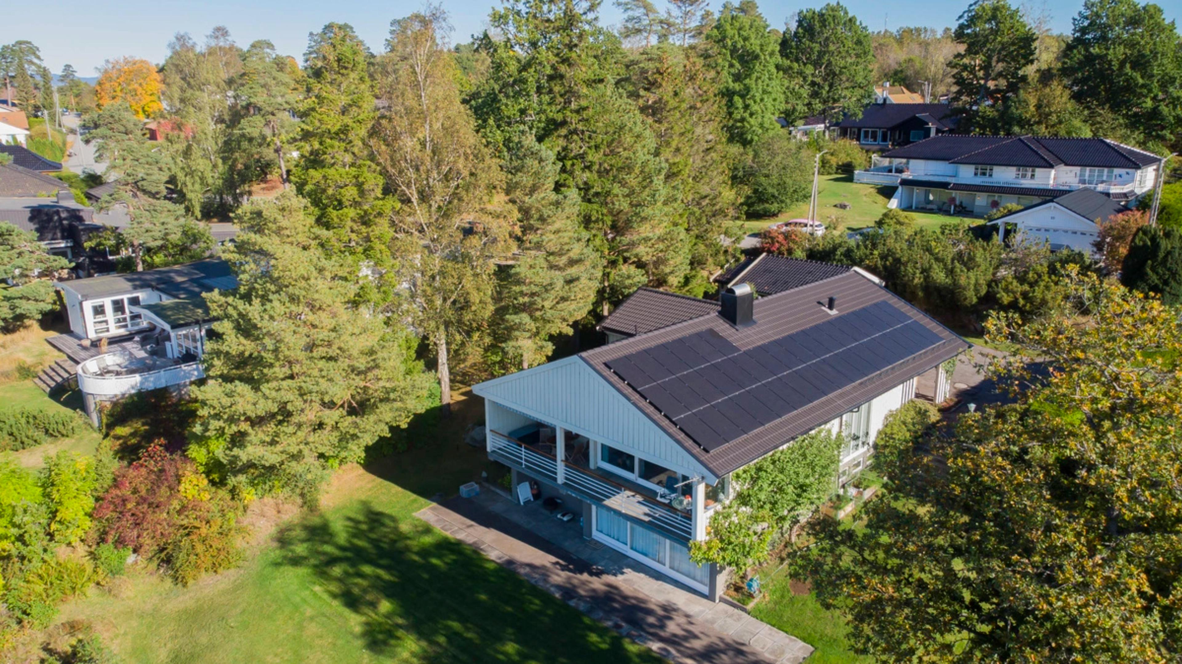 hus med monterade solpaneler