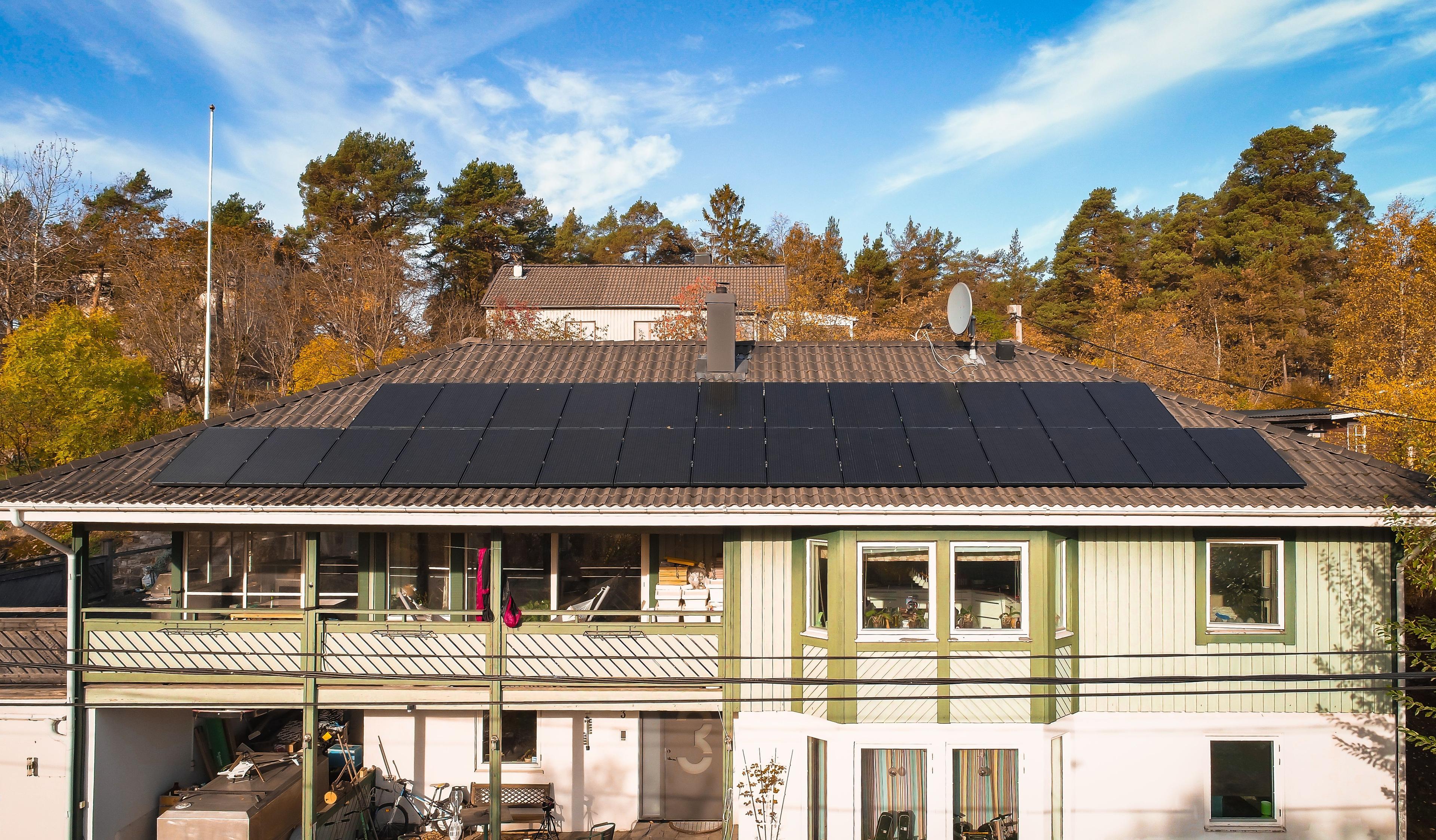 monterade solpaneler på huset