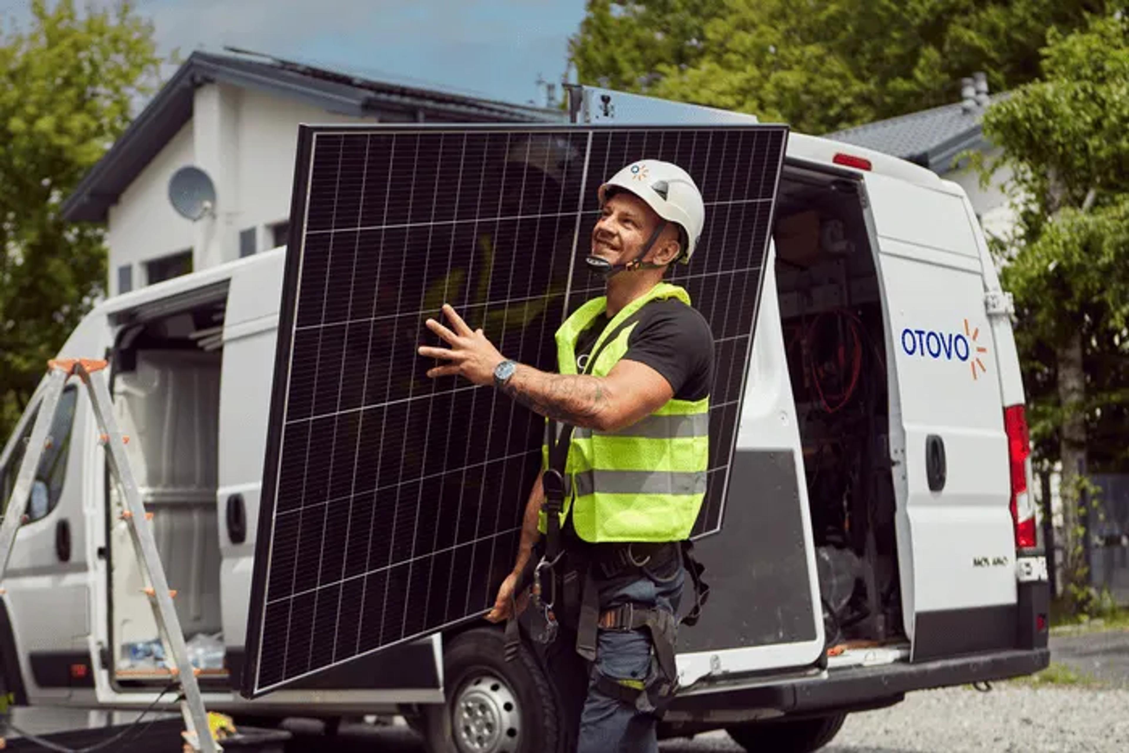 Installateur trägt Solarpanel
