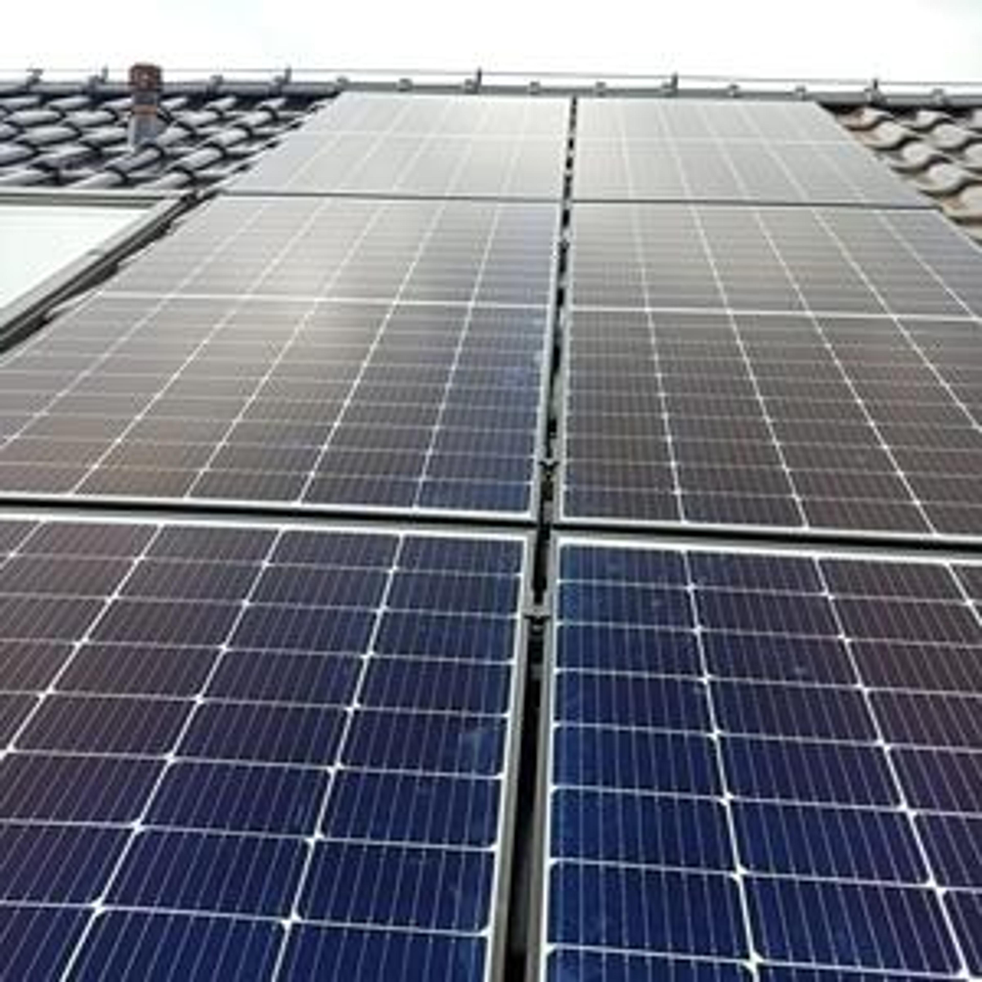 instalacja fotowoltaiczna na dachu