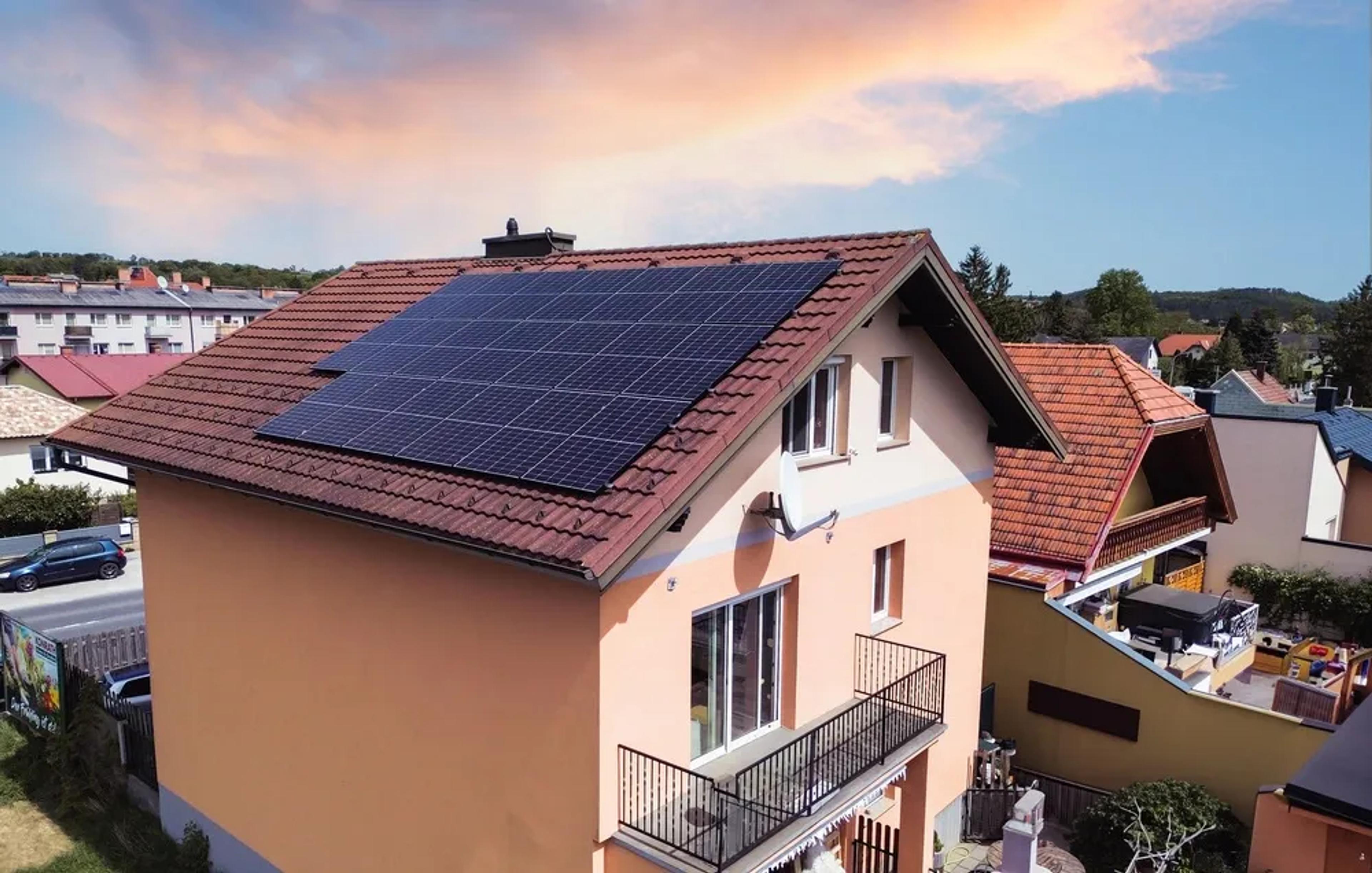 Otovo Solarmodule auf dem Dach