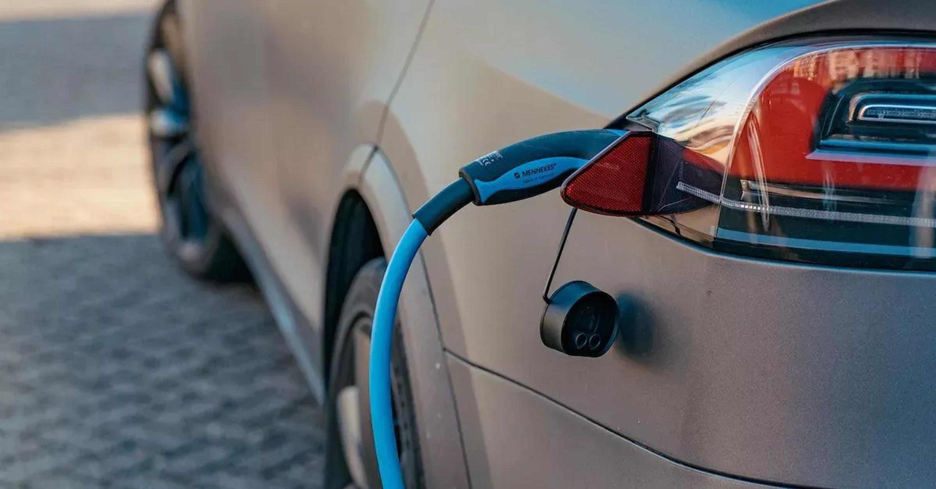 Elbil som laddas, vi rekommenderar inte att du laddar elbilen med ett solcellsbatteri