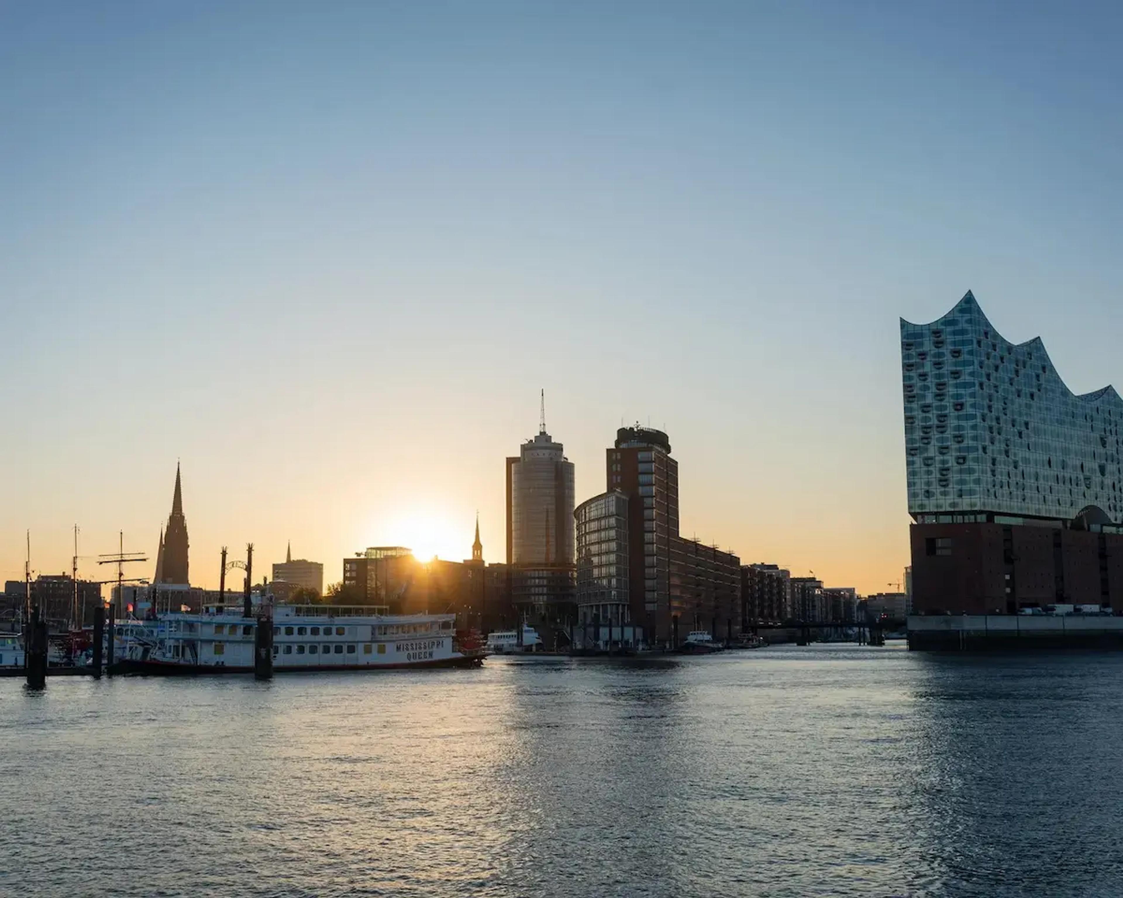 Sonnenuntergang über der Speicherstadt Hamburg mit Blick auf die Elbphilharmonie.