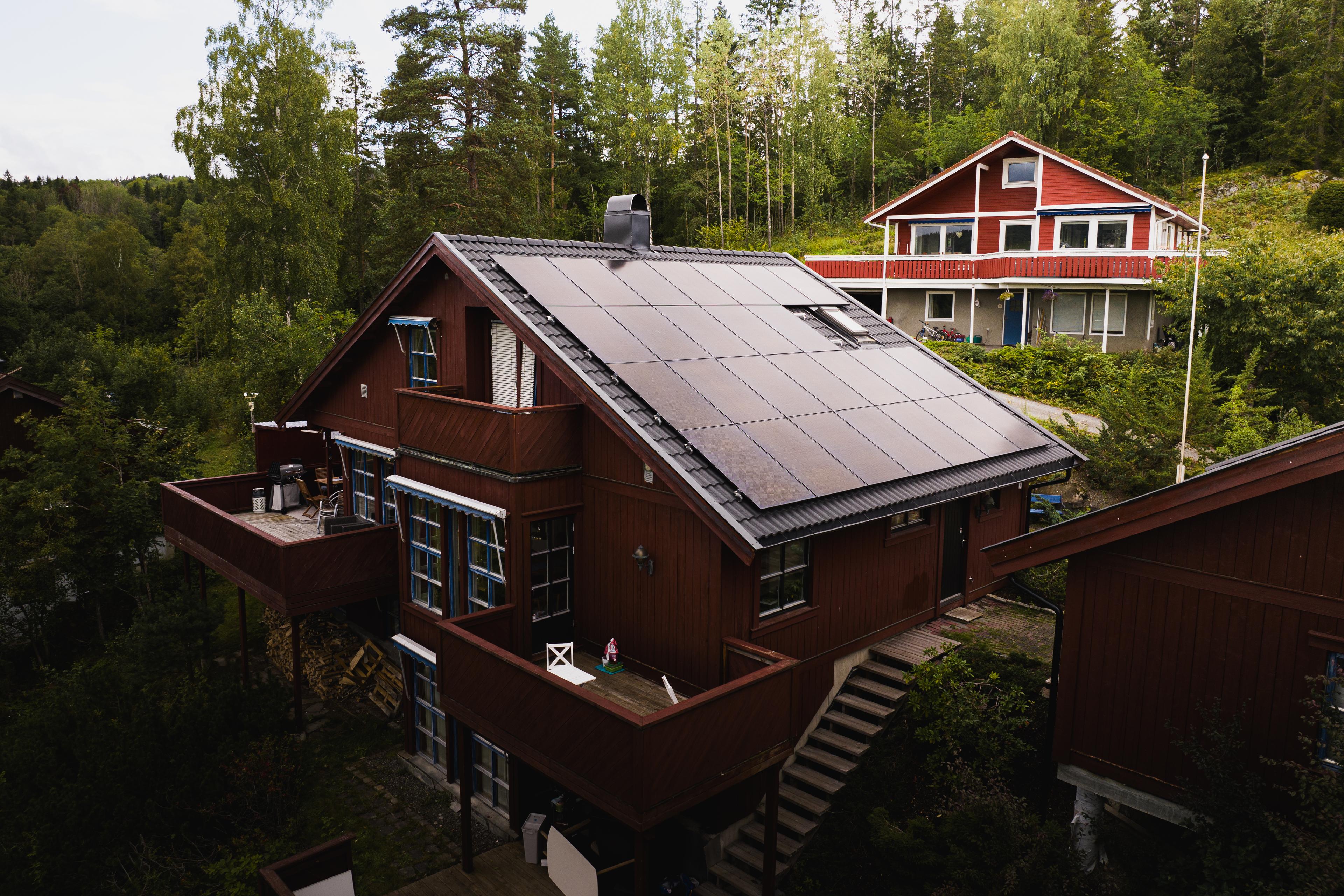 hus med solcellepaneler på taket