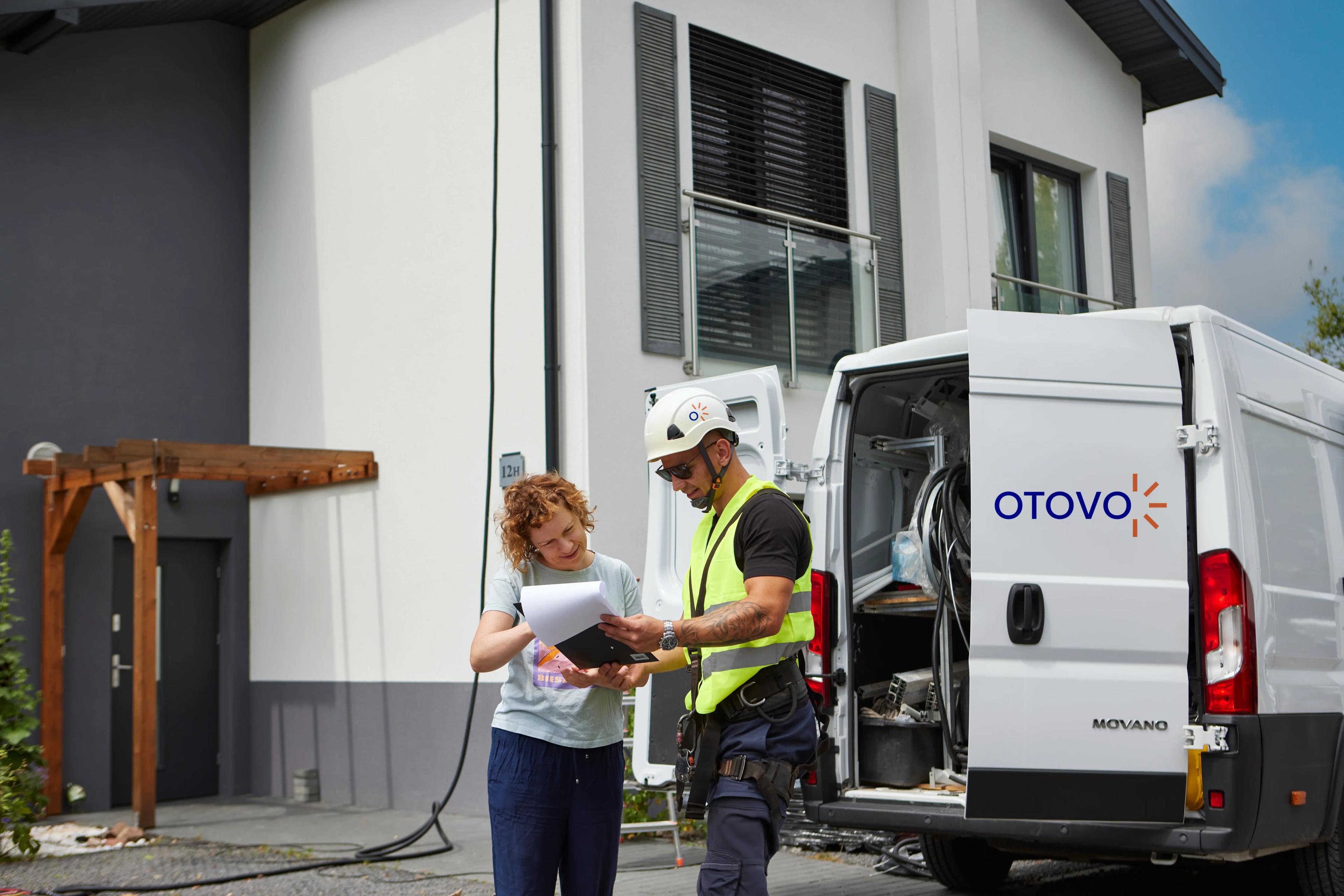 couple qui parle à un installateur