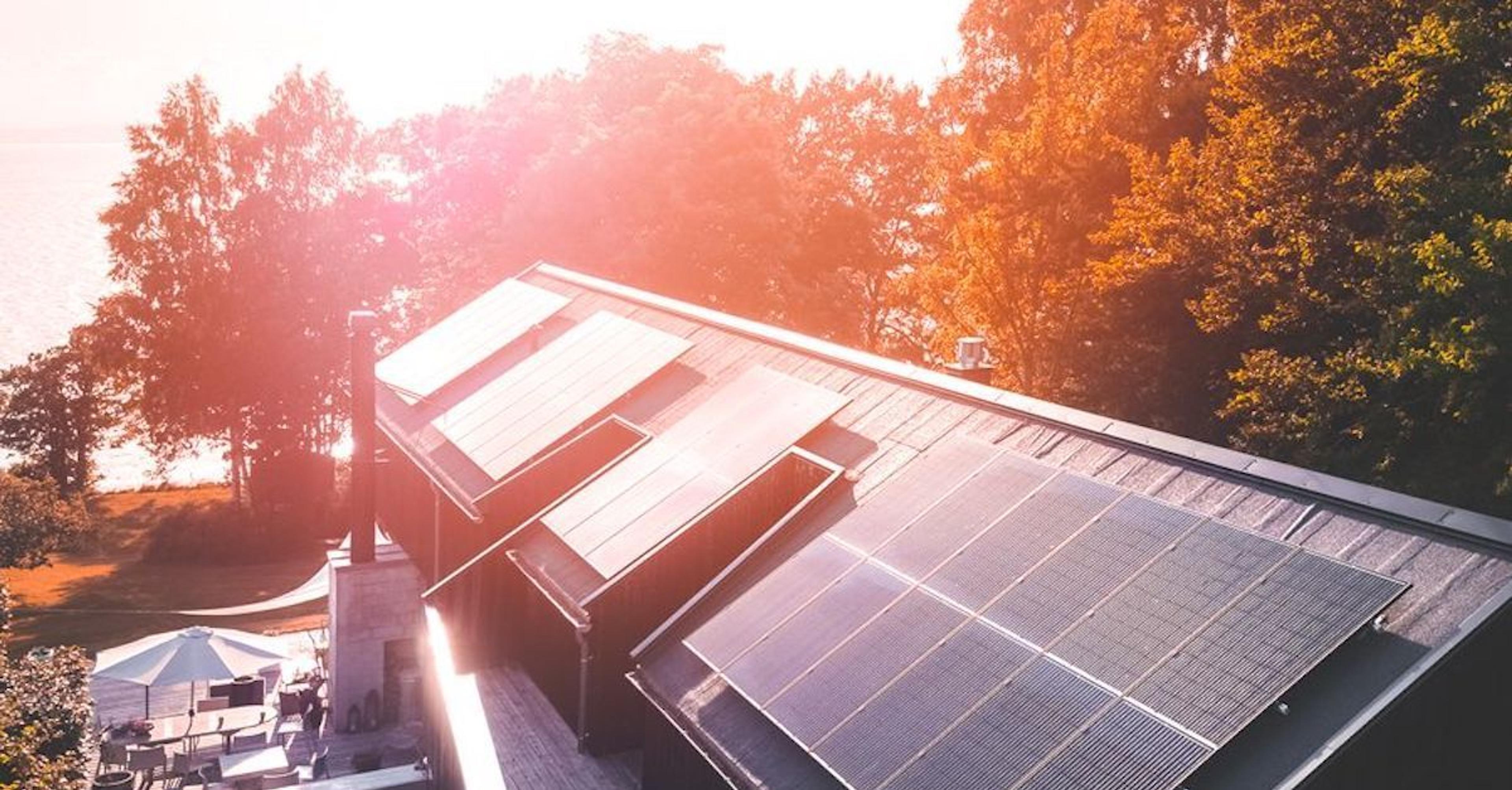 Otovo er ledende på solcellepaneler i Norge. Solceller kan legges på skråtak og flatt tak. 