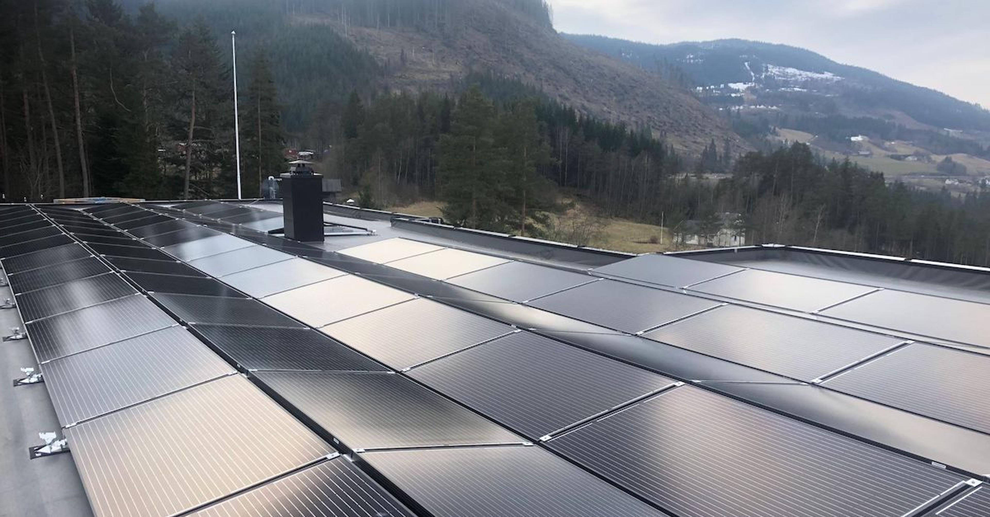 Bildet er fra en bolig i Voss med flatt tak. Du kan legge solcellepaneler på flate tak.