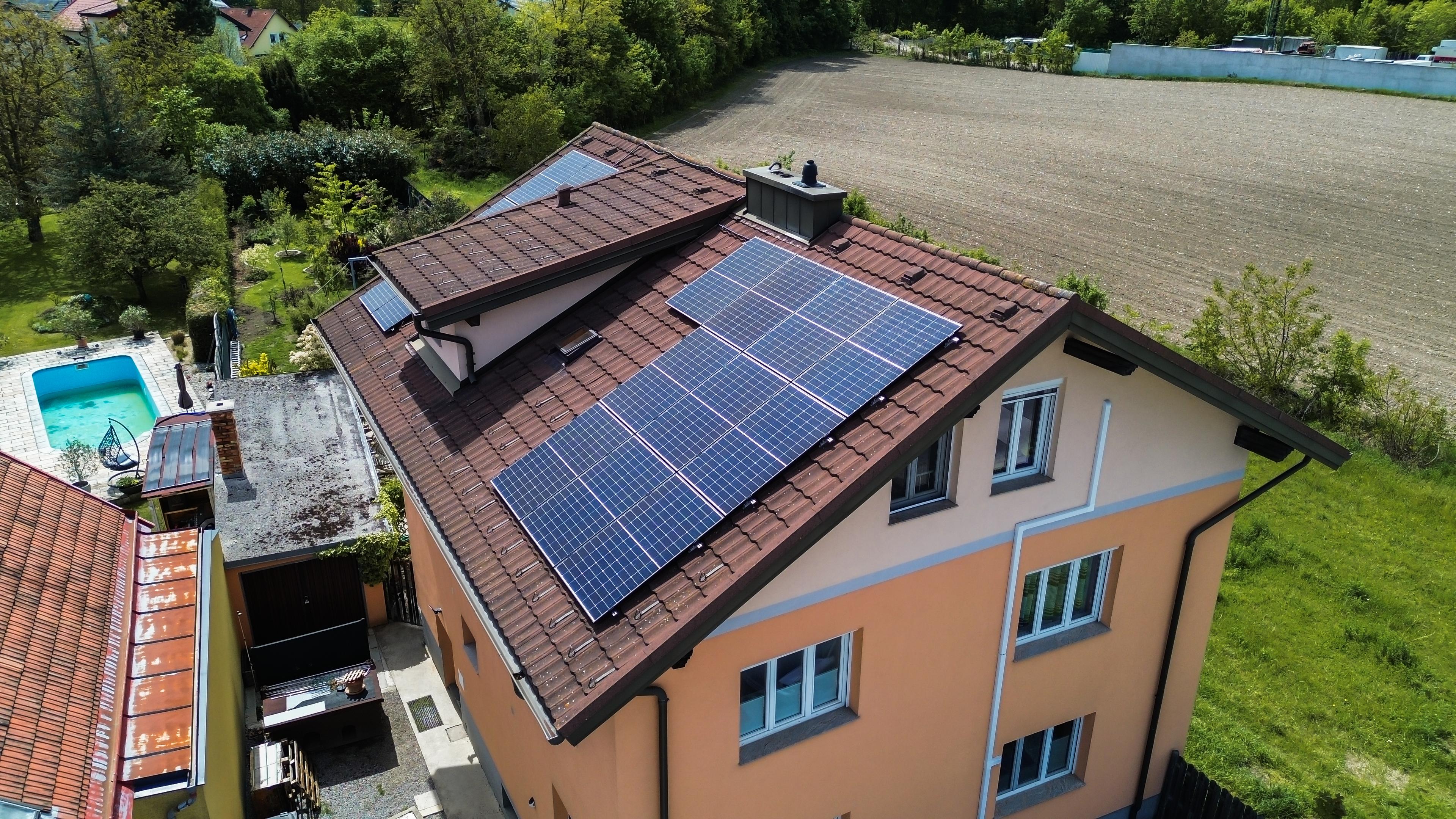 Haus mit Photovoltaikanlage in AT