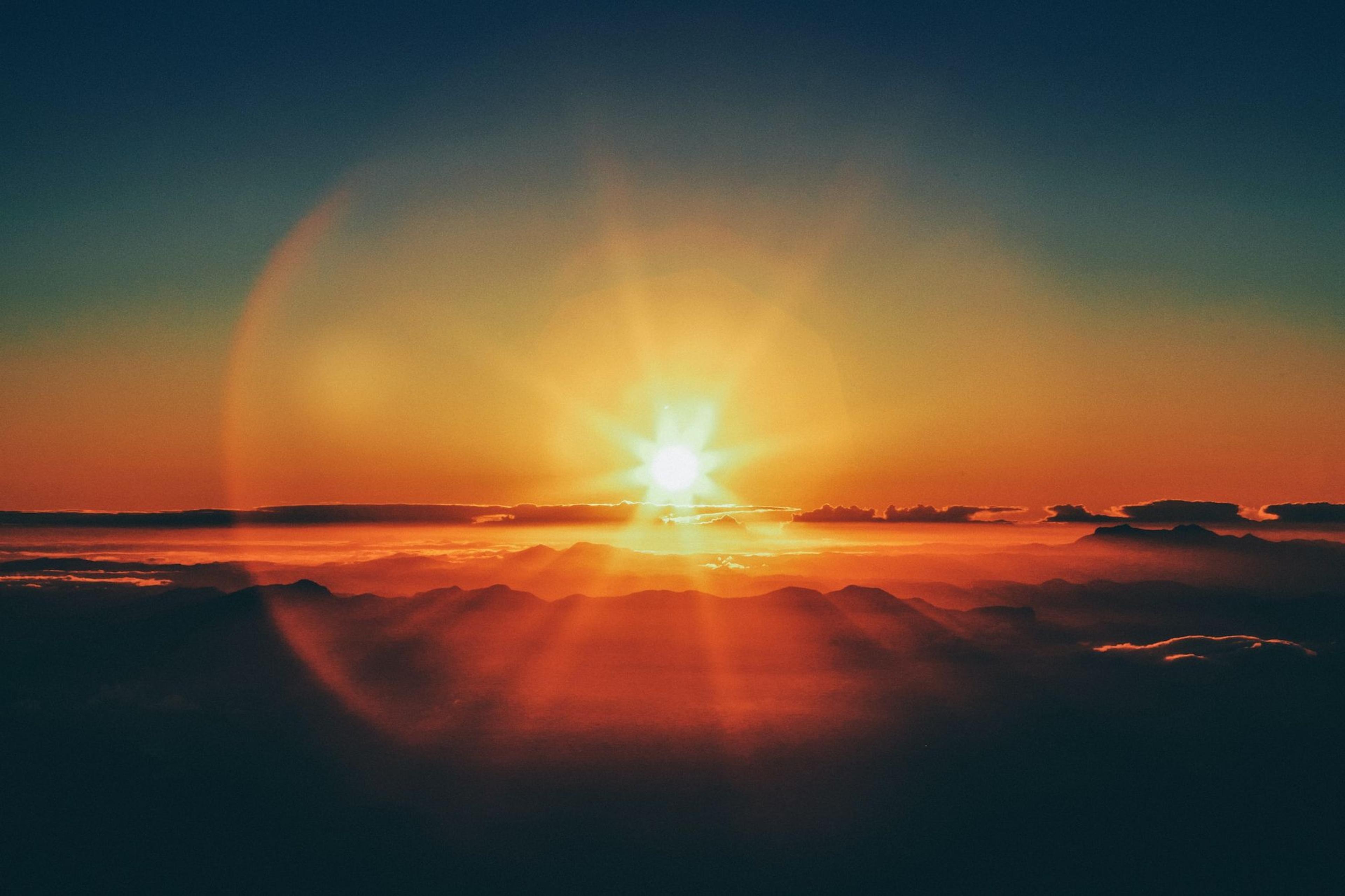 Sonnenaufgang über den Bergen