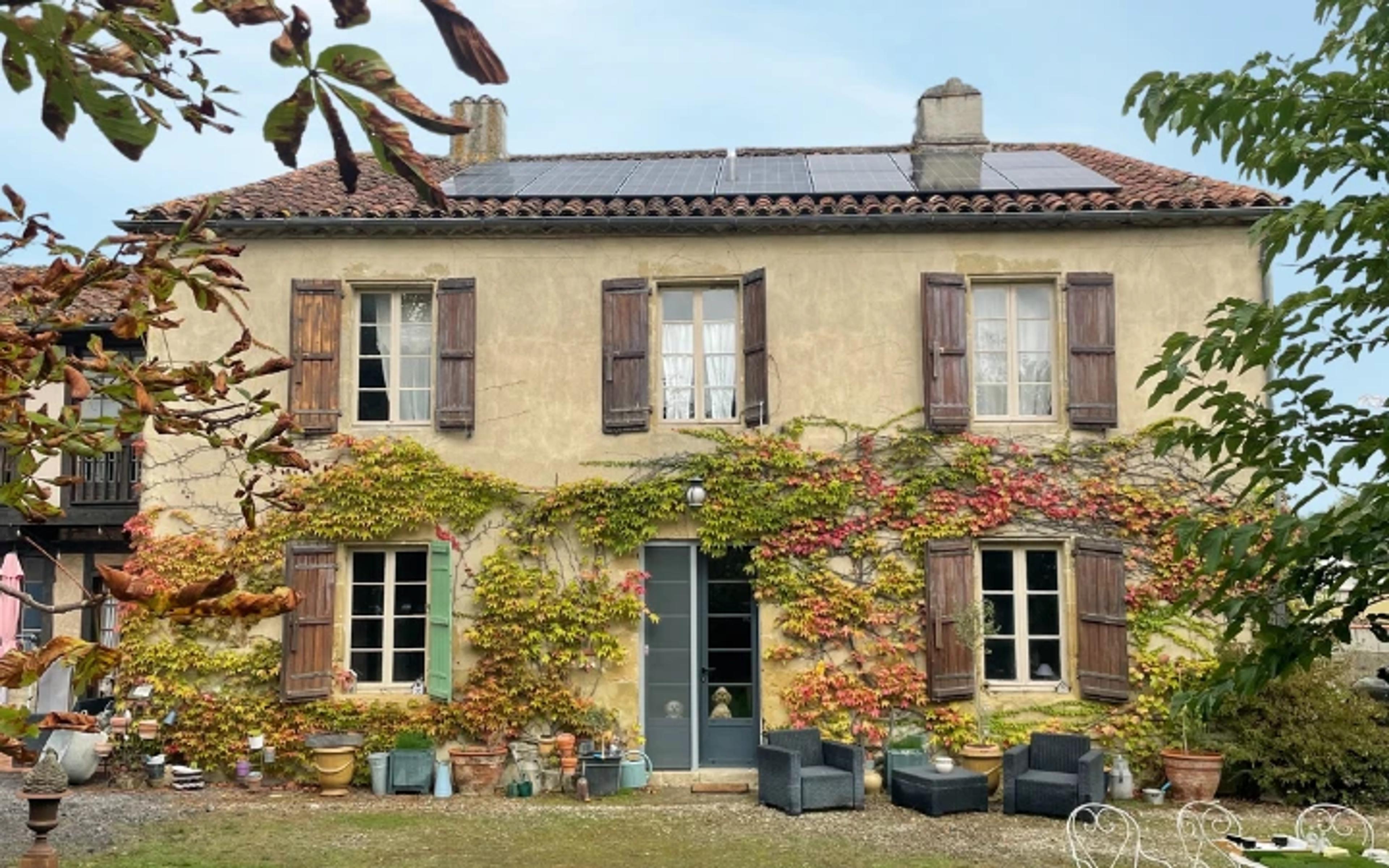 maison équipée de panneaux solaires, en automne