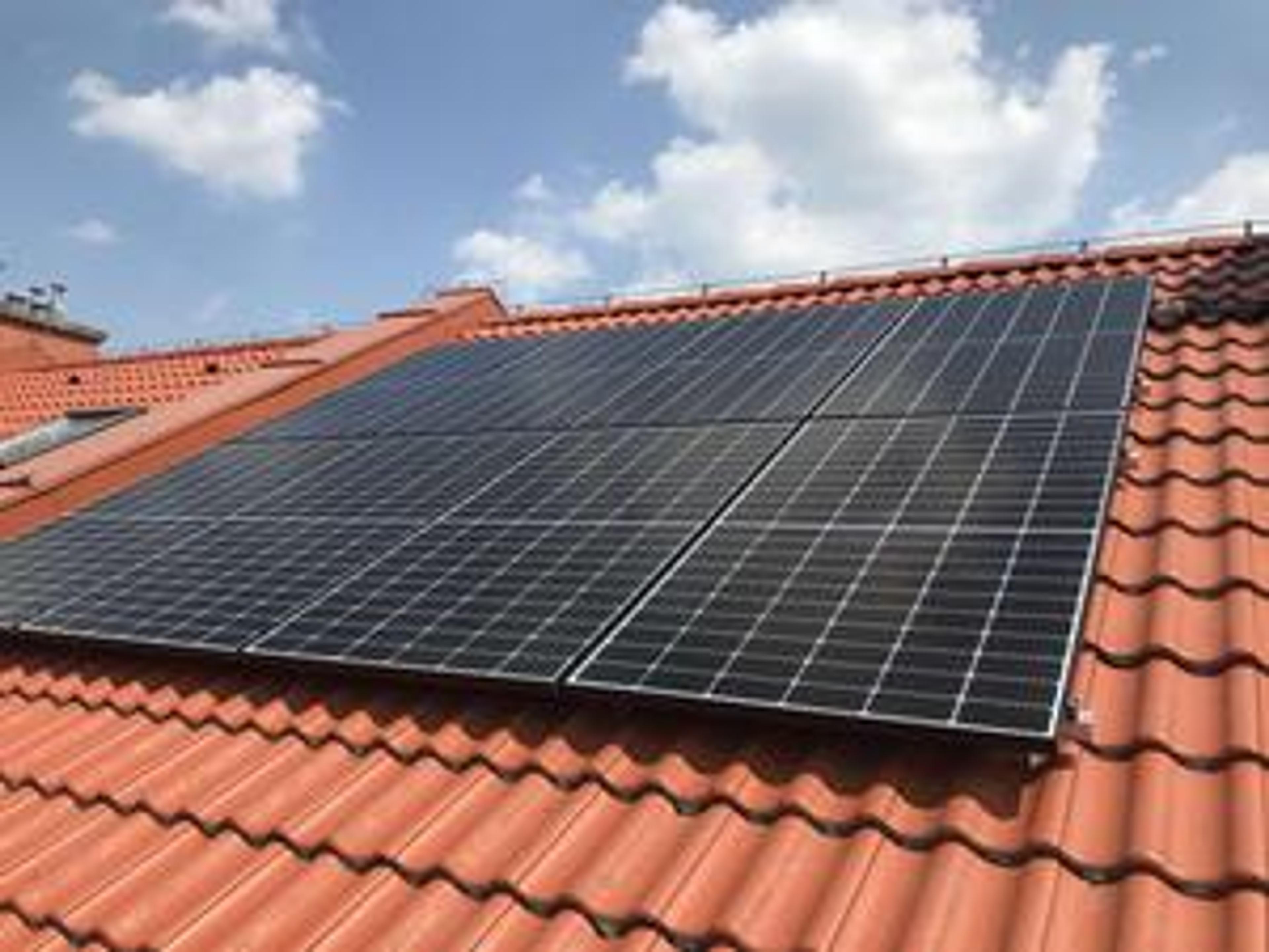 instalacja fotowoltaiczna na dachu