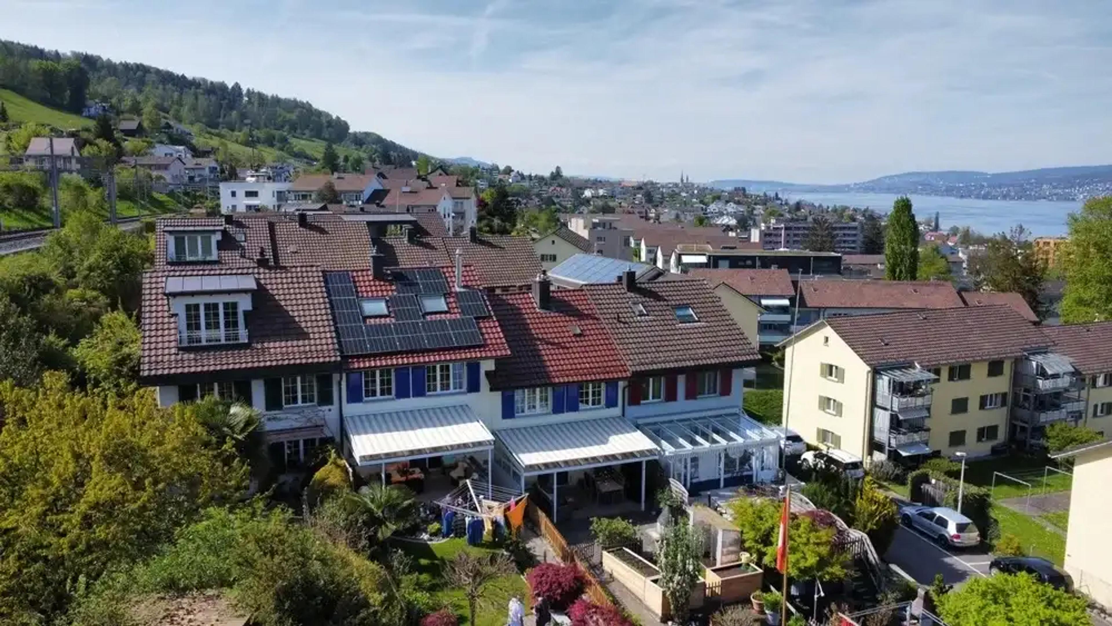 Haus mit Solaranlage in Wohngebiet Schweiz