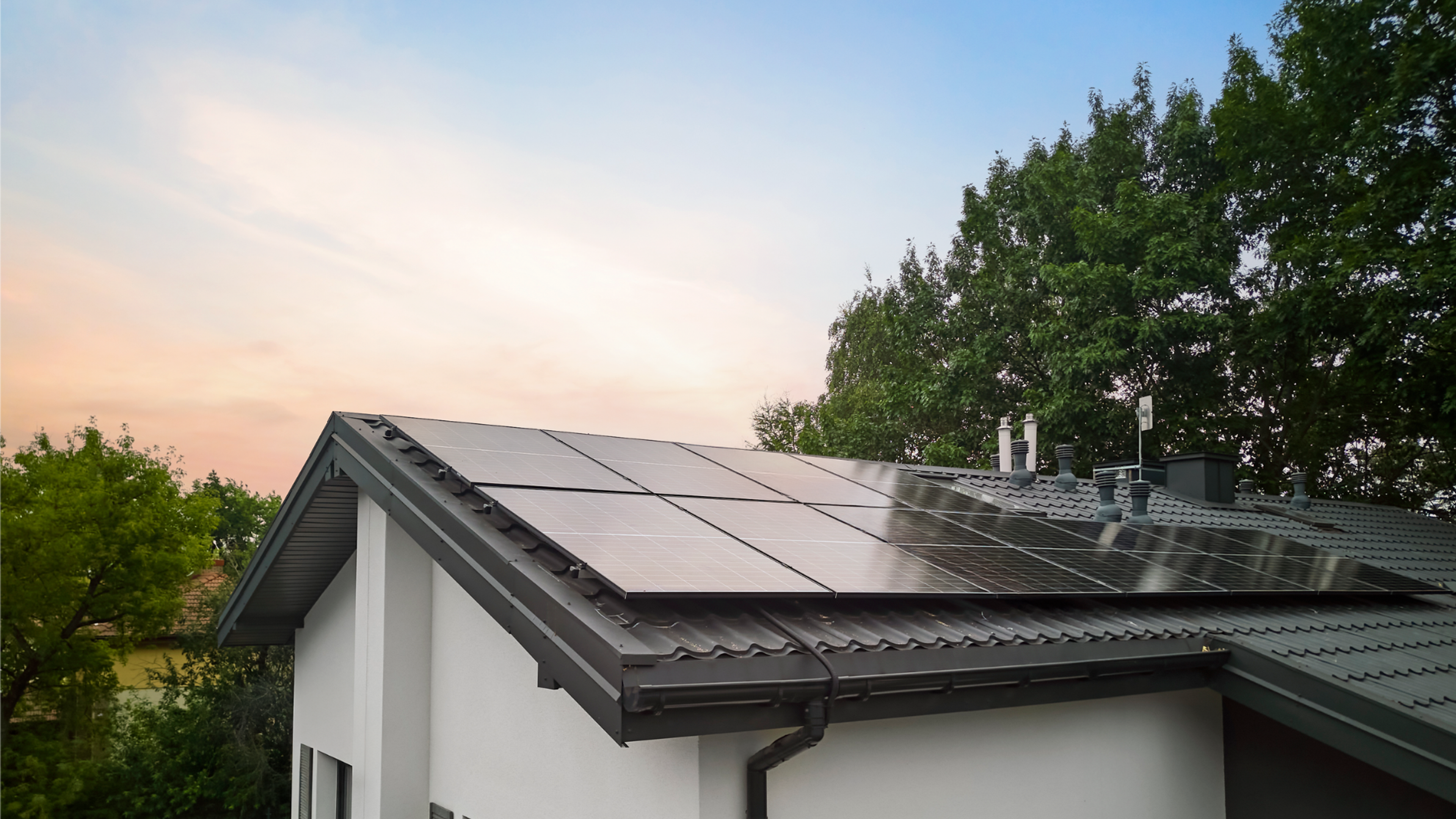 Dom z instalacją fotowoltaiczną