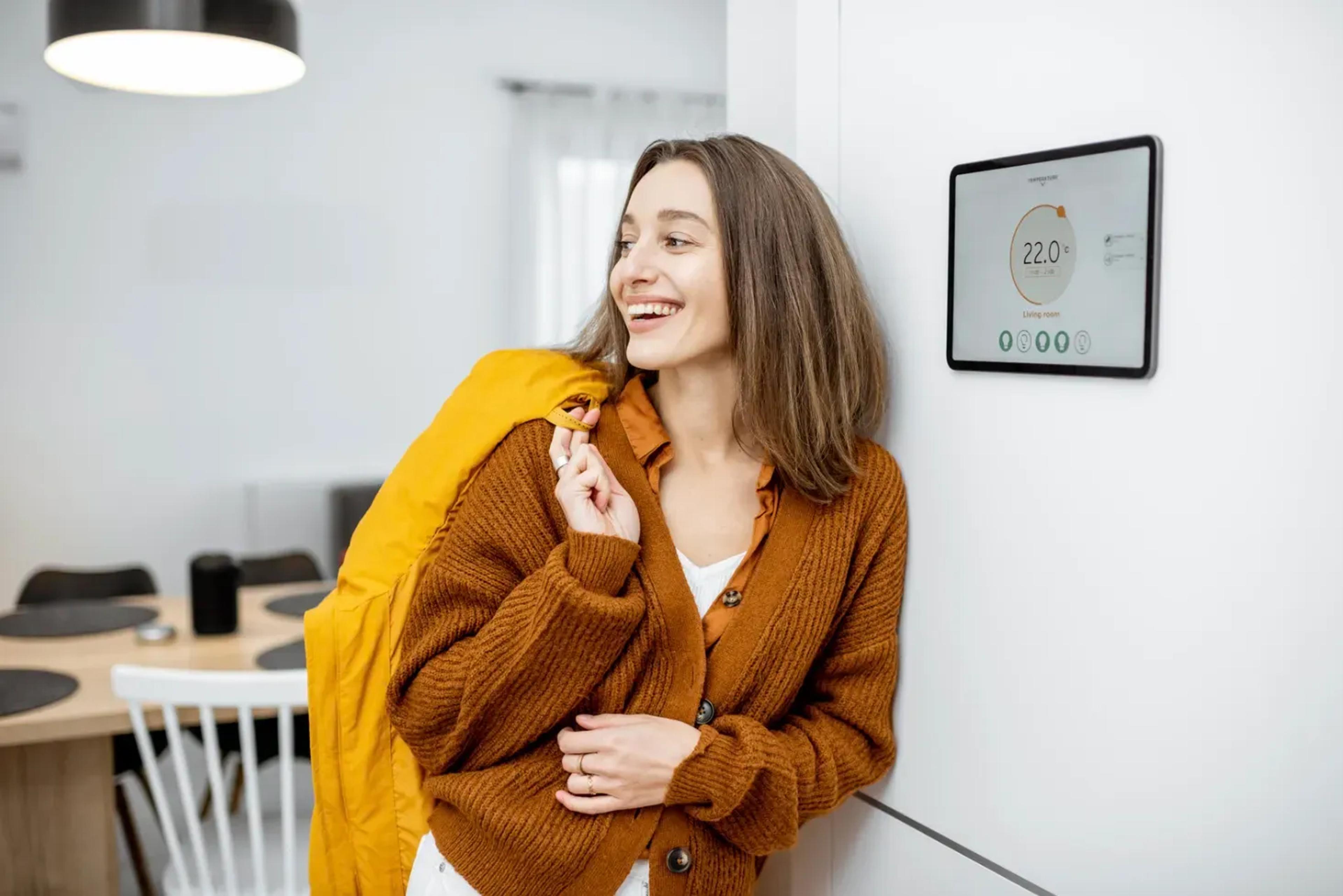 Vrouw naast een EMS panel dat de temperatuur reguleert