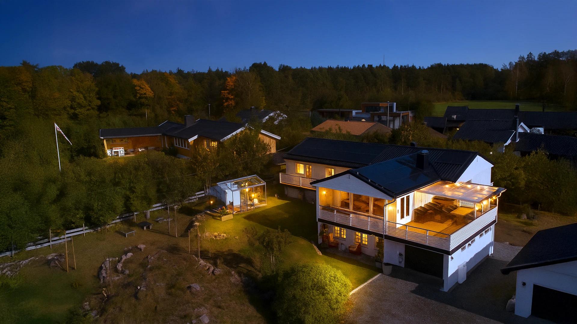 Haus mit Solaranlage und Batteriespeicher bei Nacht