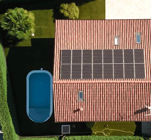 painéis solares instalados em telhado de vivenda