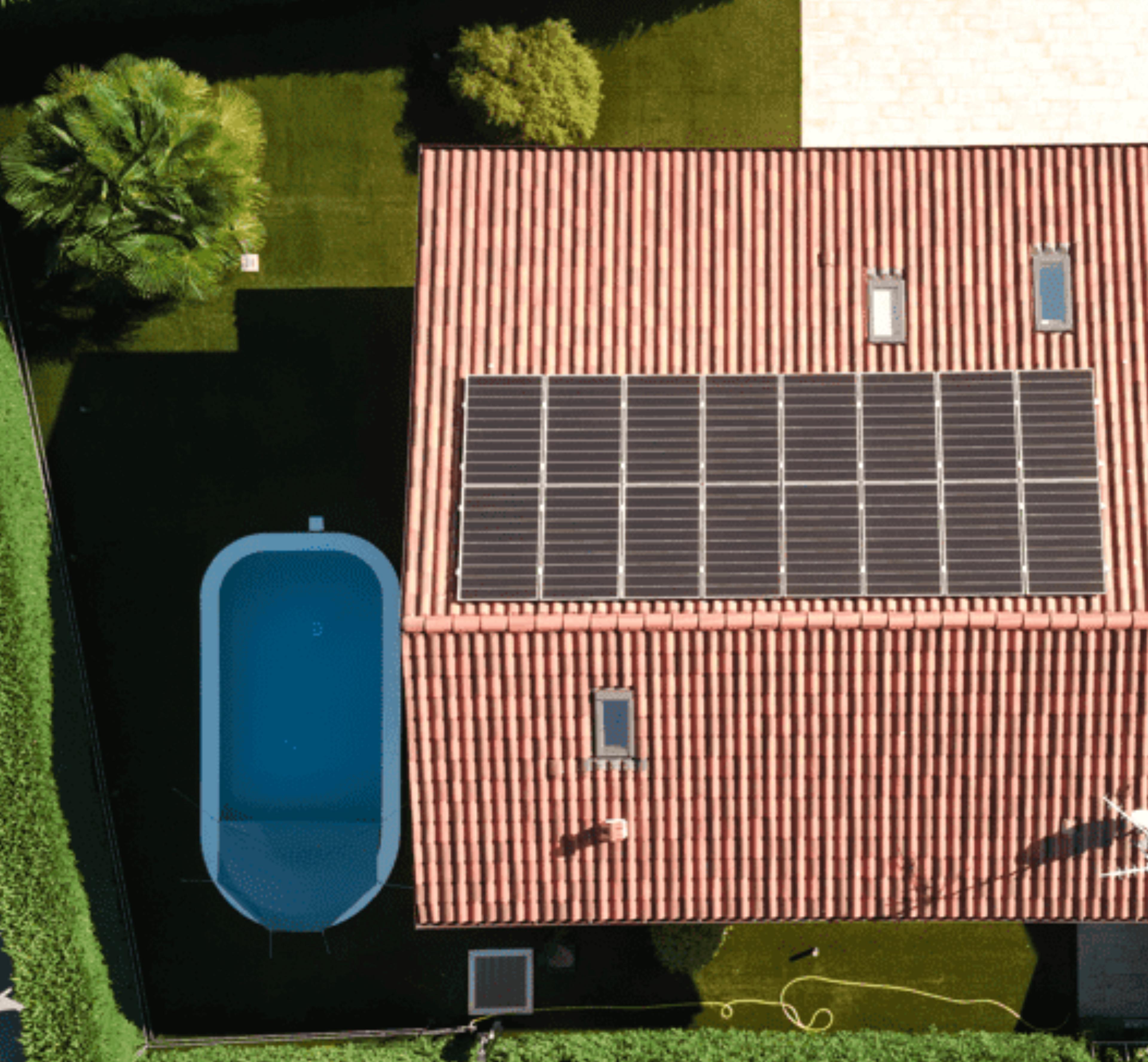 painéis solares instalados em telhado de vivenda