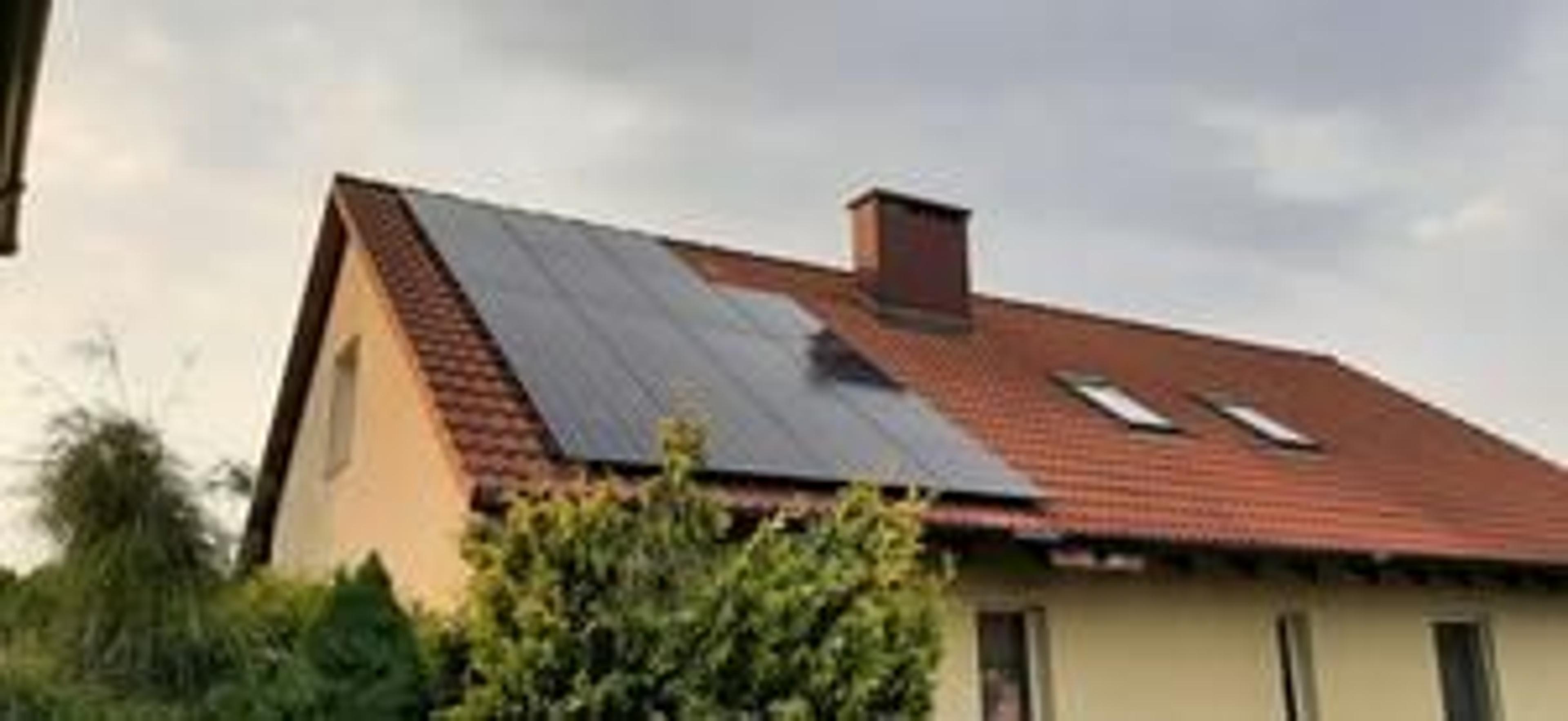 instalacja fotowoltaiczna na dachu