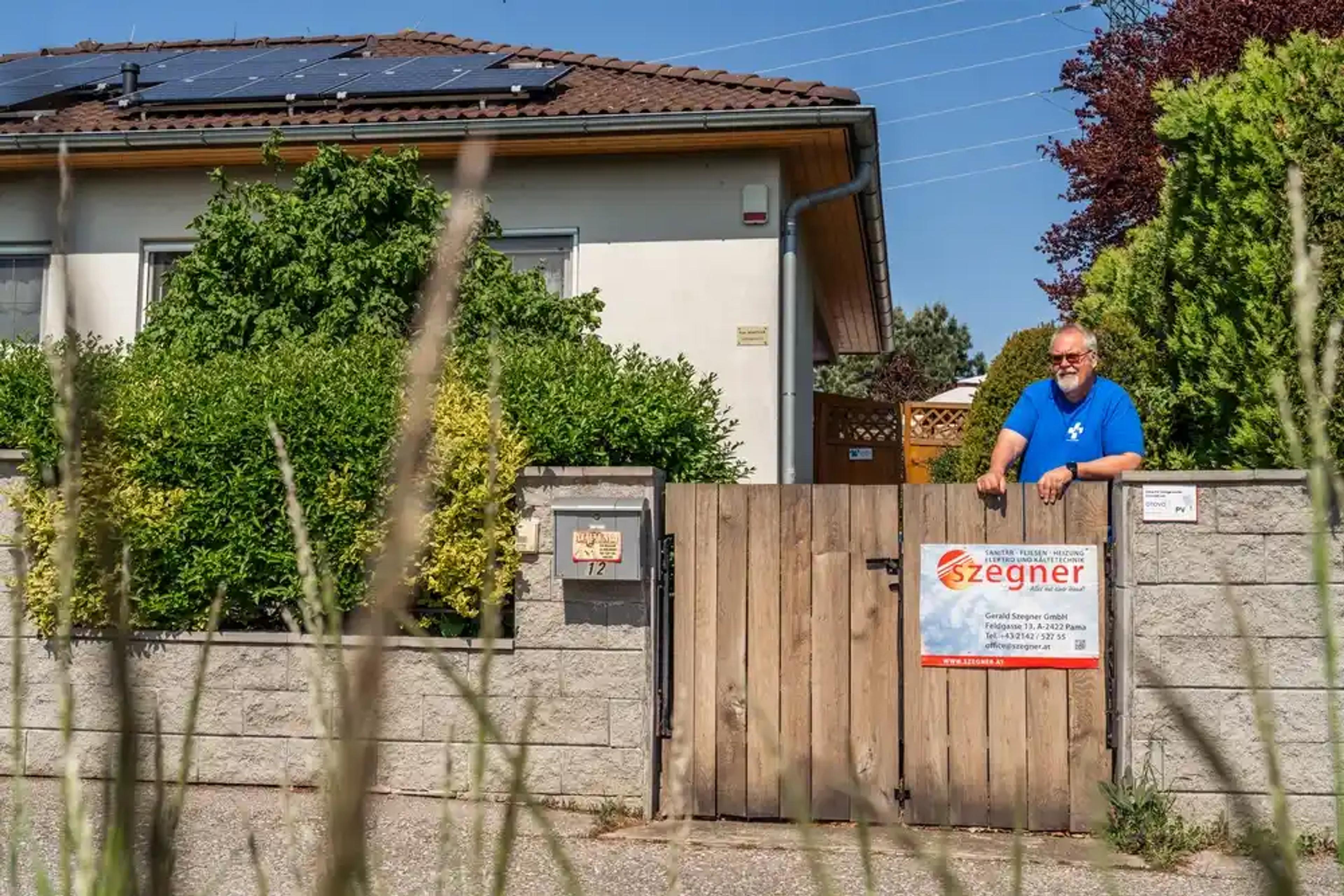 PV-Mieten-Kunde im Garten vor seiner Anlage