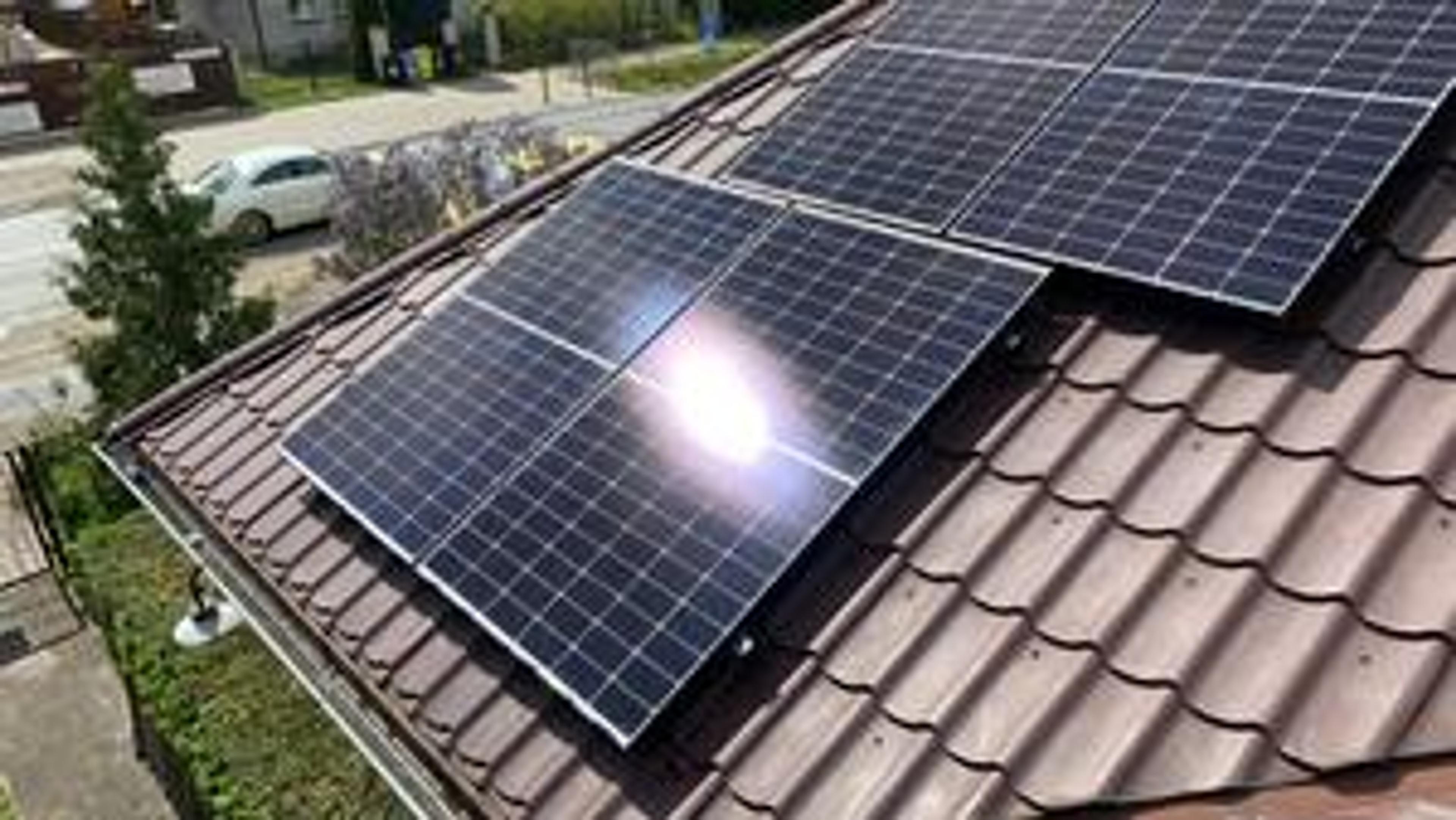 instalacja fotowoltaiczna na dachu