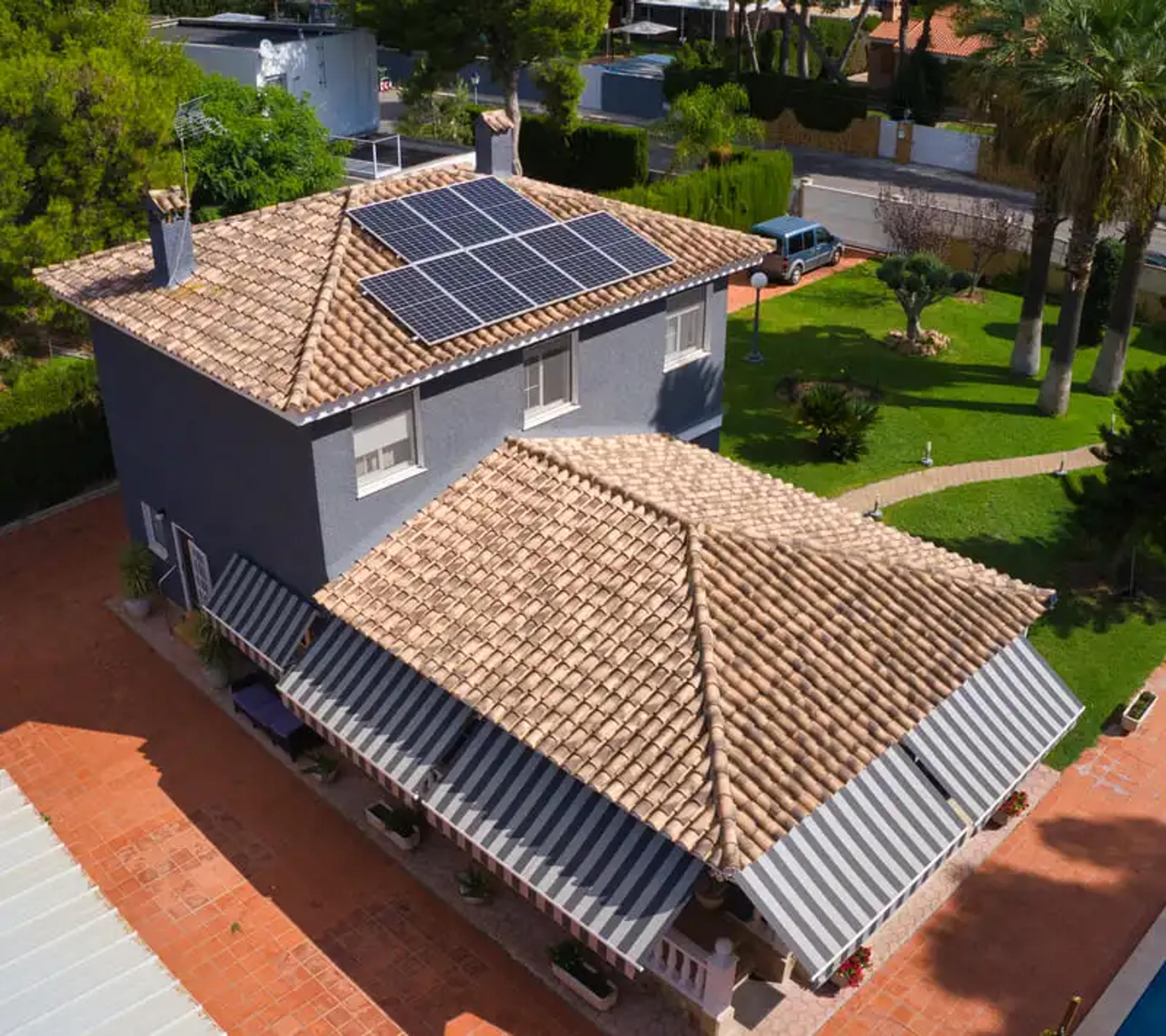 Painéis solares instalados em telhado