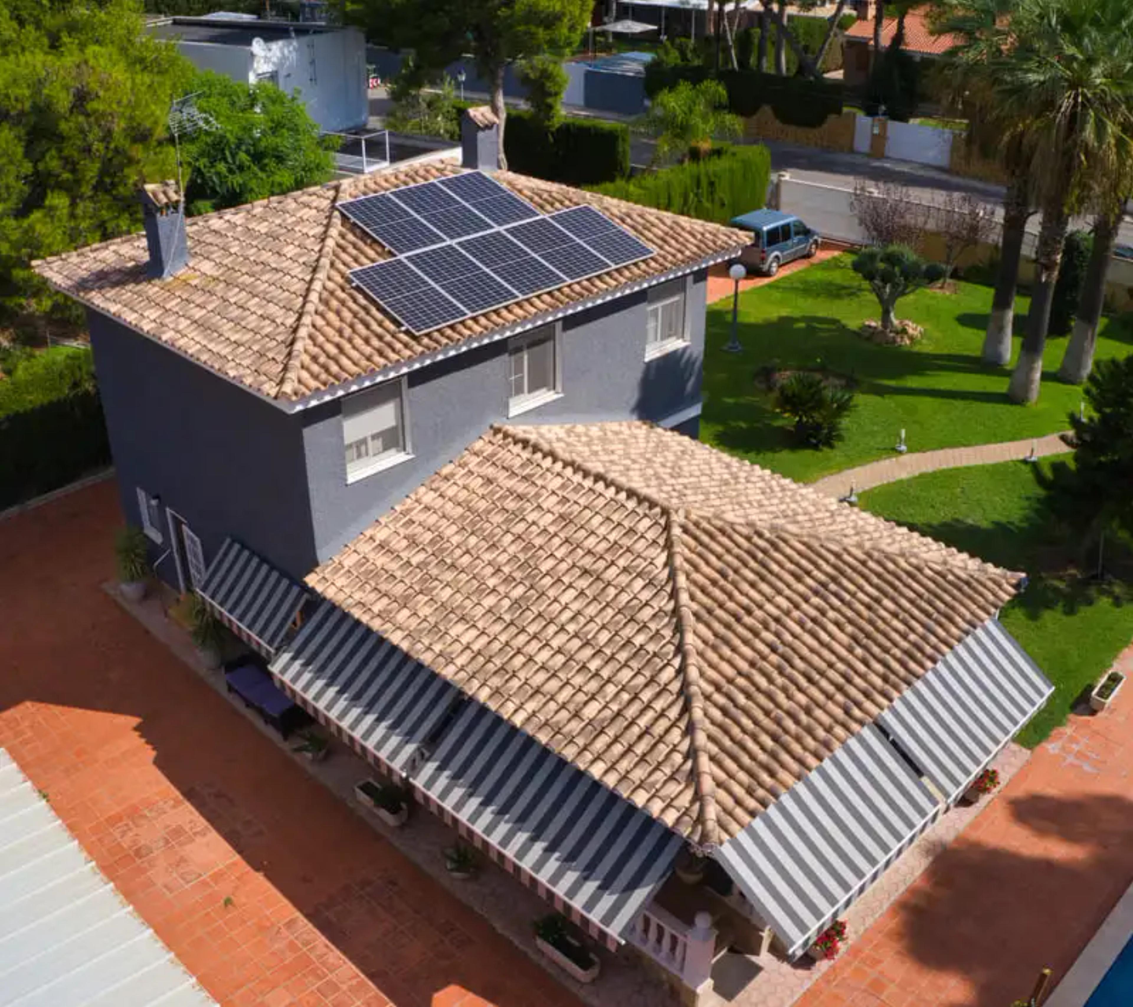 Painéis solares instalados em telhado