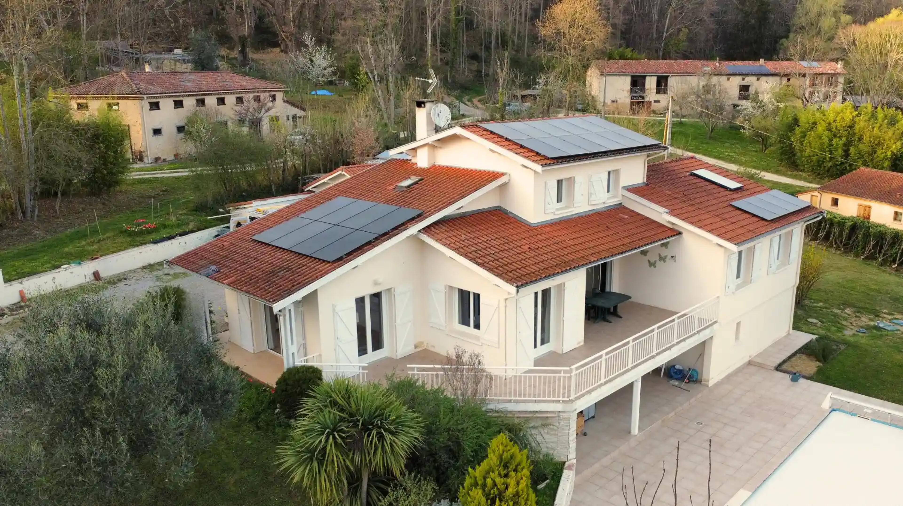 maison équipée de panneaux solaires