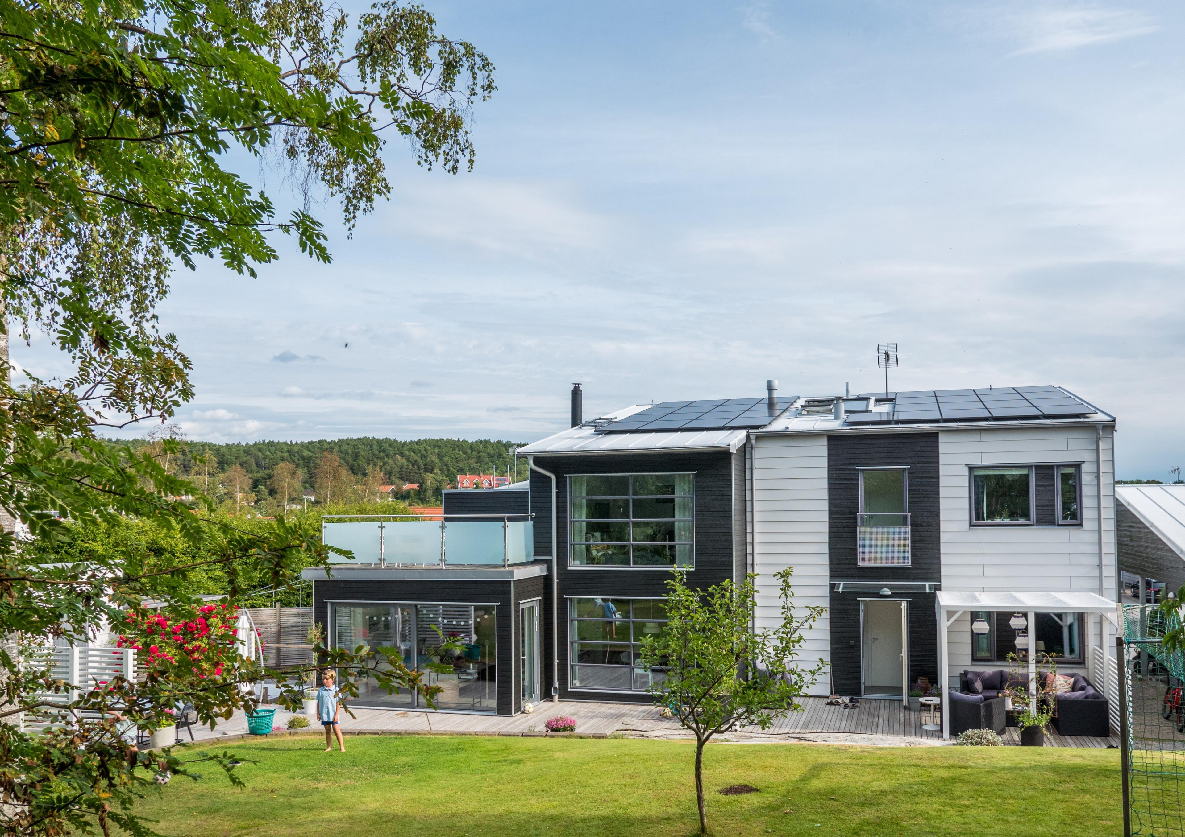 moderne villa med solceller på taket