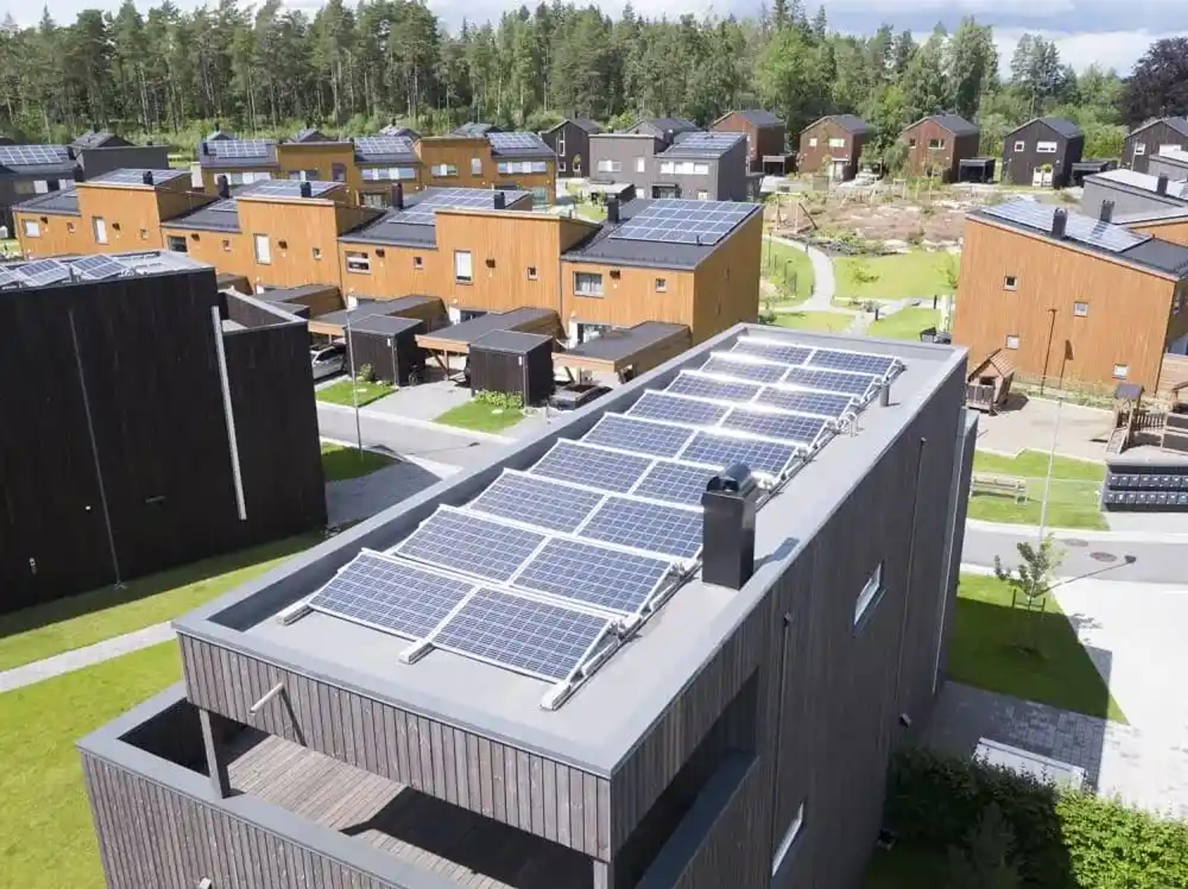 solceller på flatt tak i et boligområde
