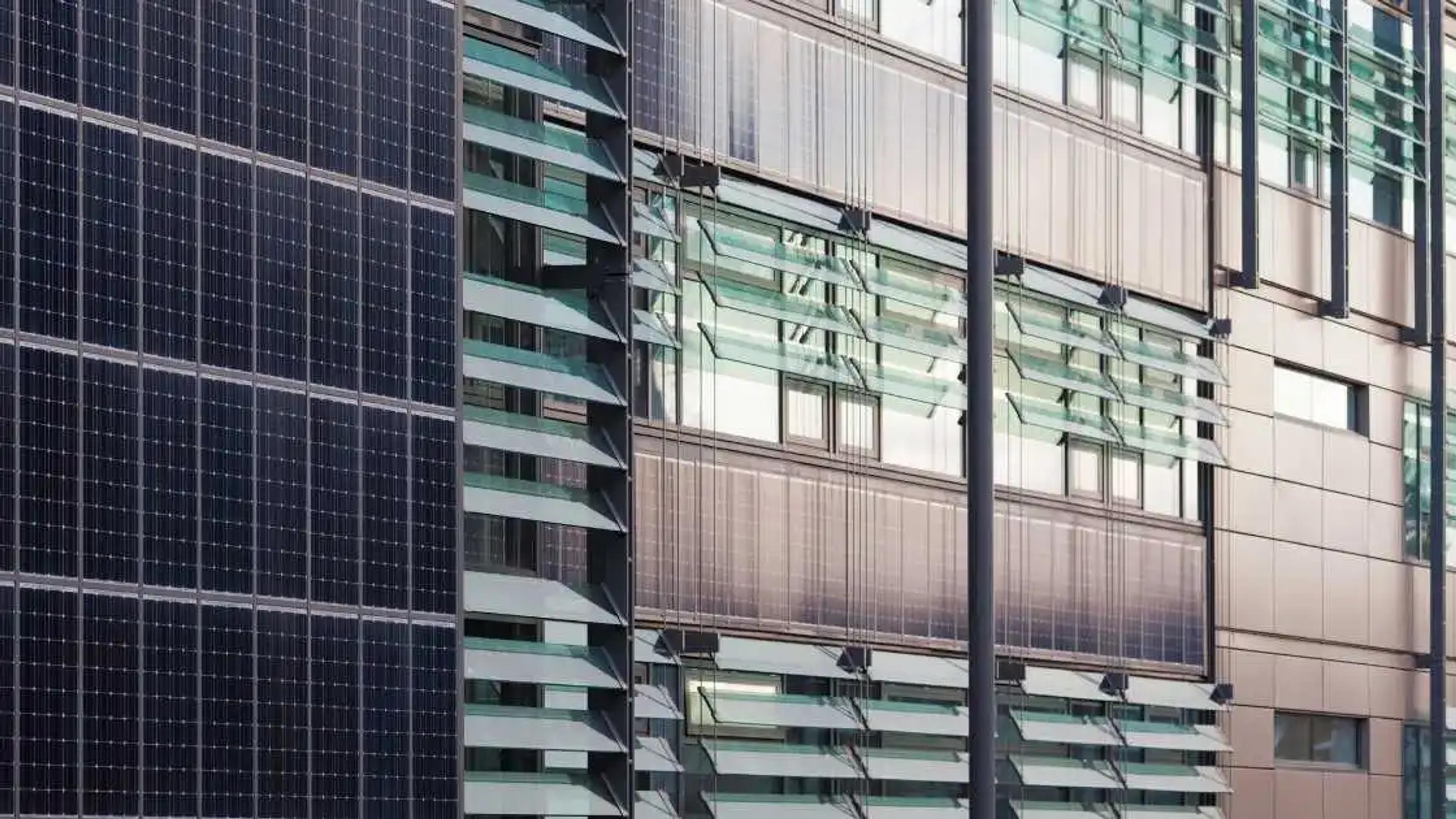 Neues Gebäude mit Glasfassade