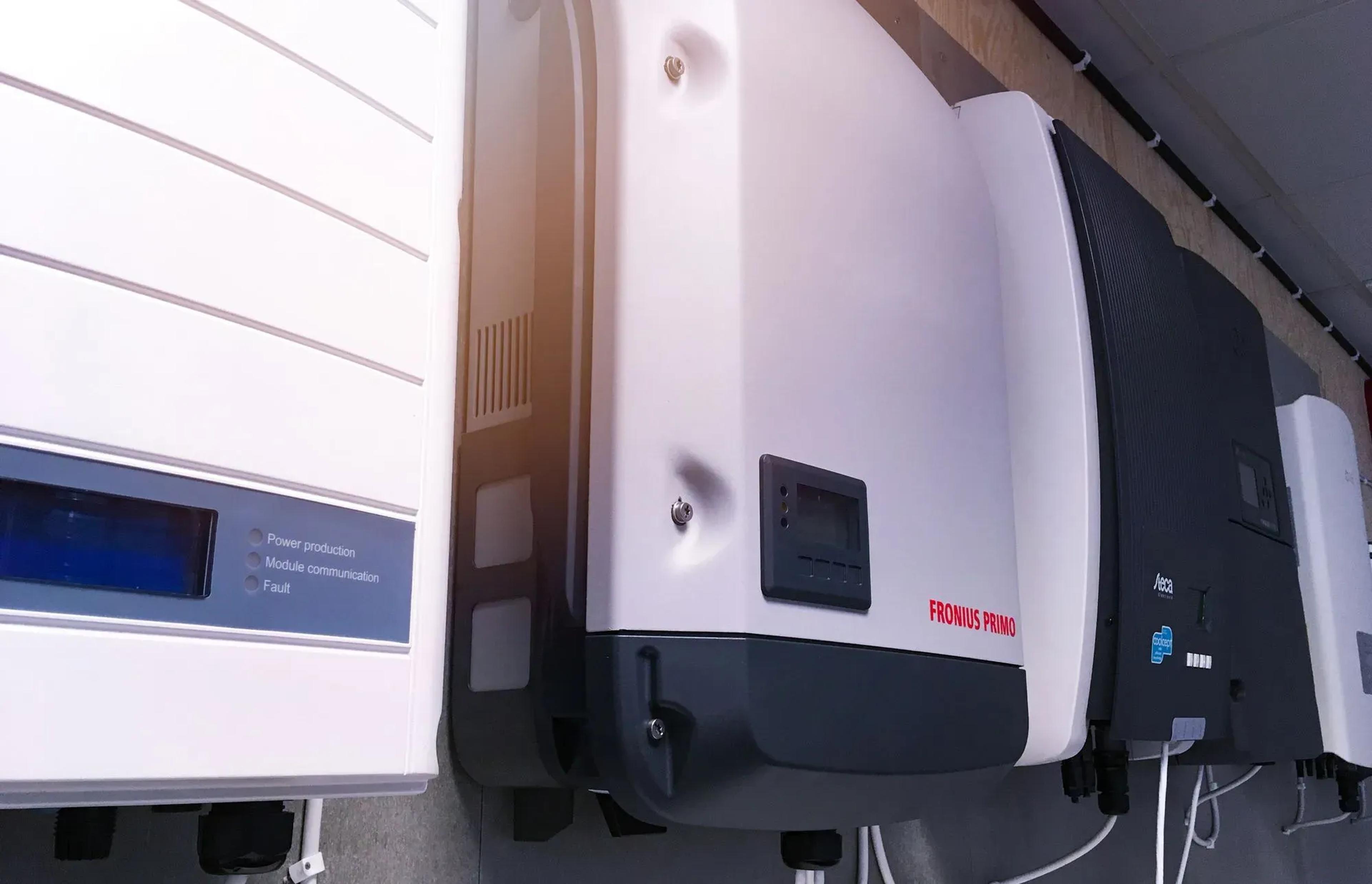 Fronius Primo växelriktare på väggen