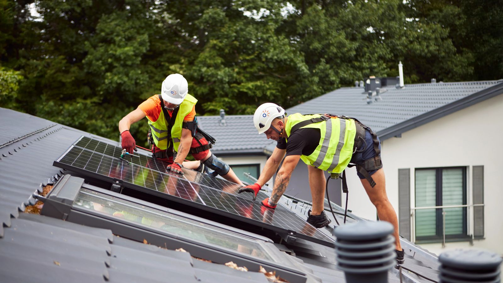 Installateure installieren ein Solarmodul