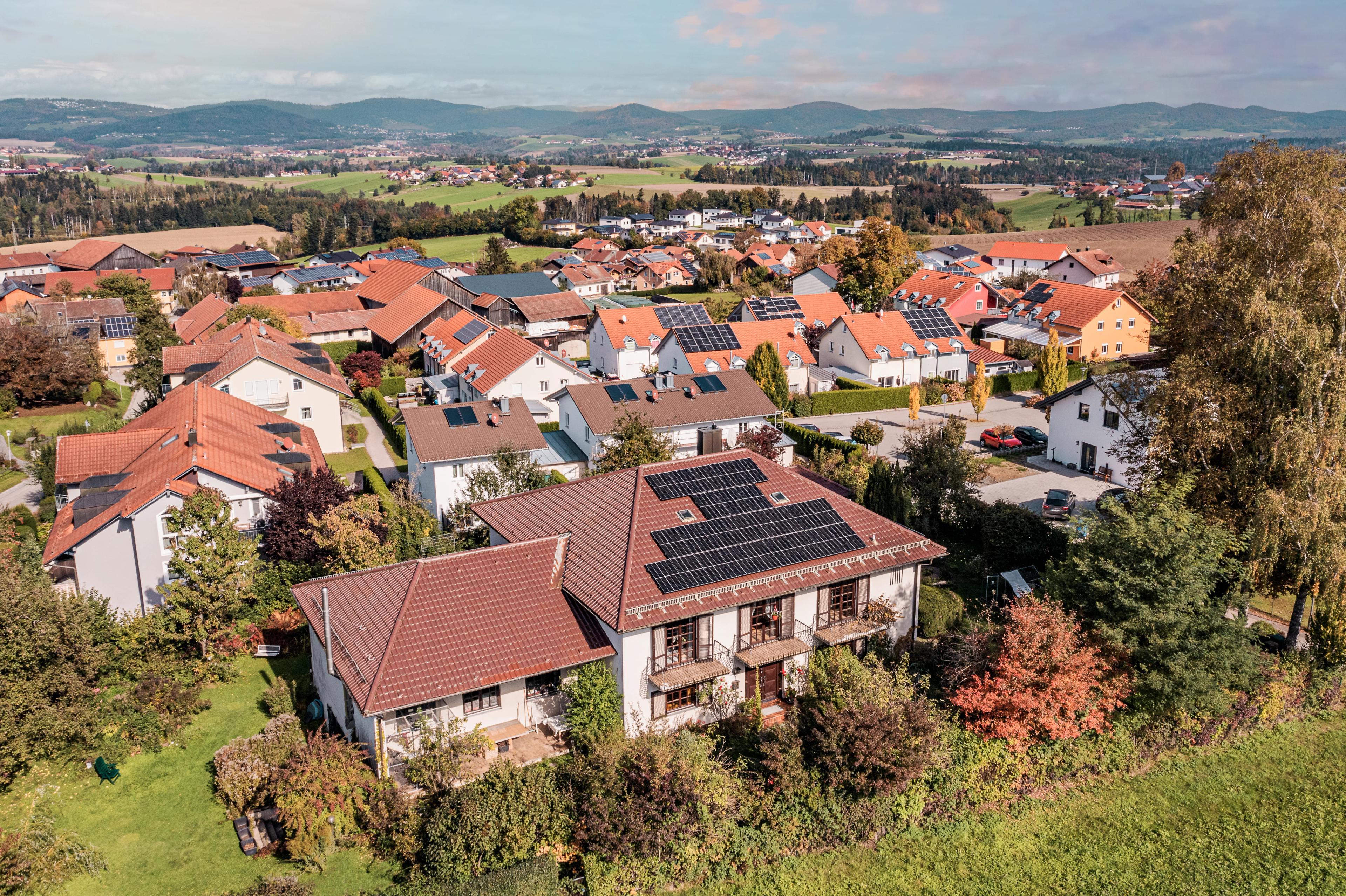 Idylische Dorf Gegend im Vordergrund ein Haus mit Photovoltaik