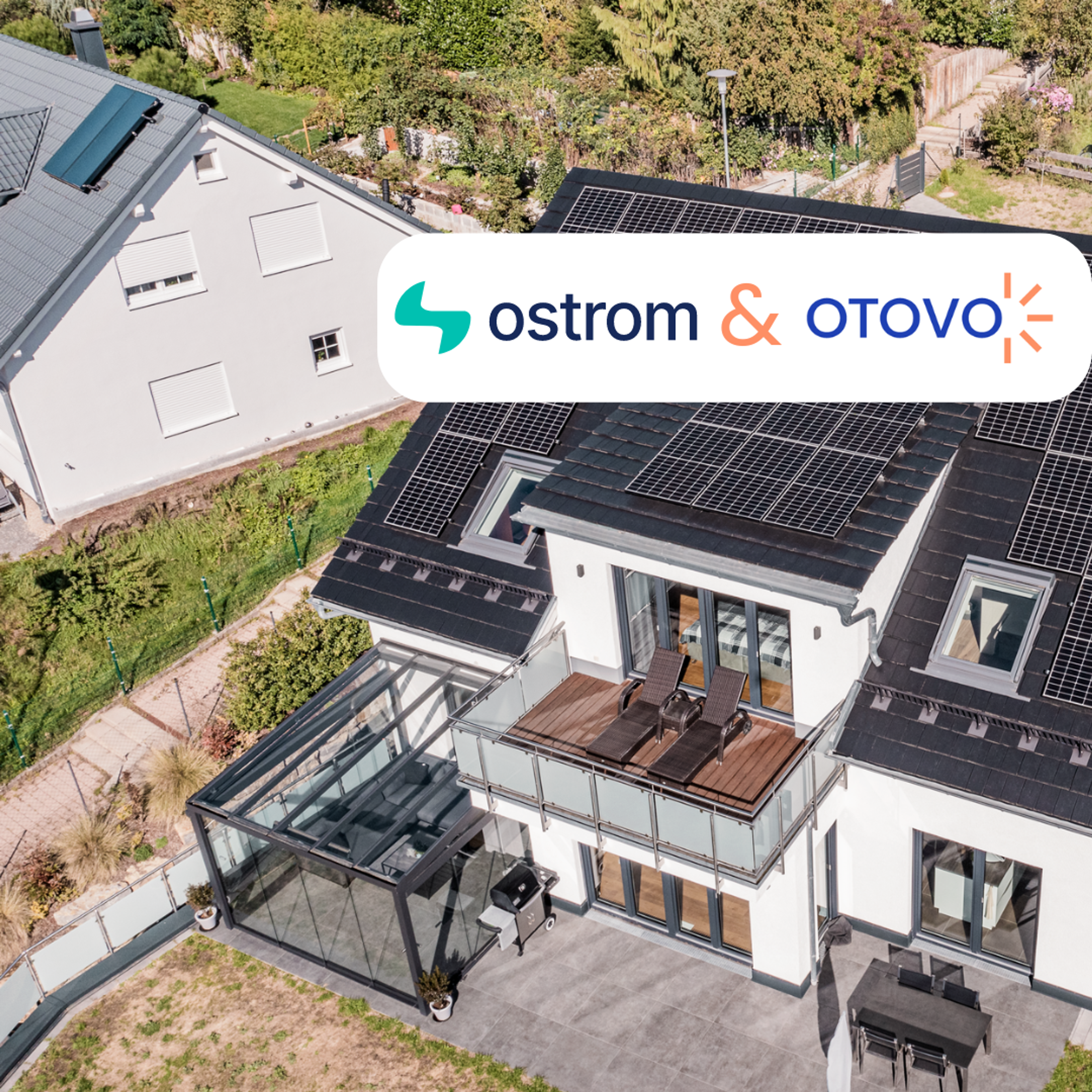Photovoltaikanlage auf einem Dach mit Logos von Ostrom und Otovo
