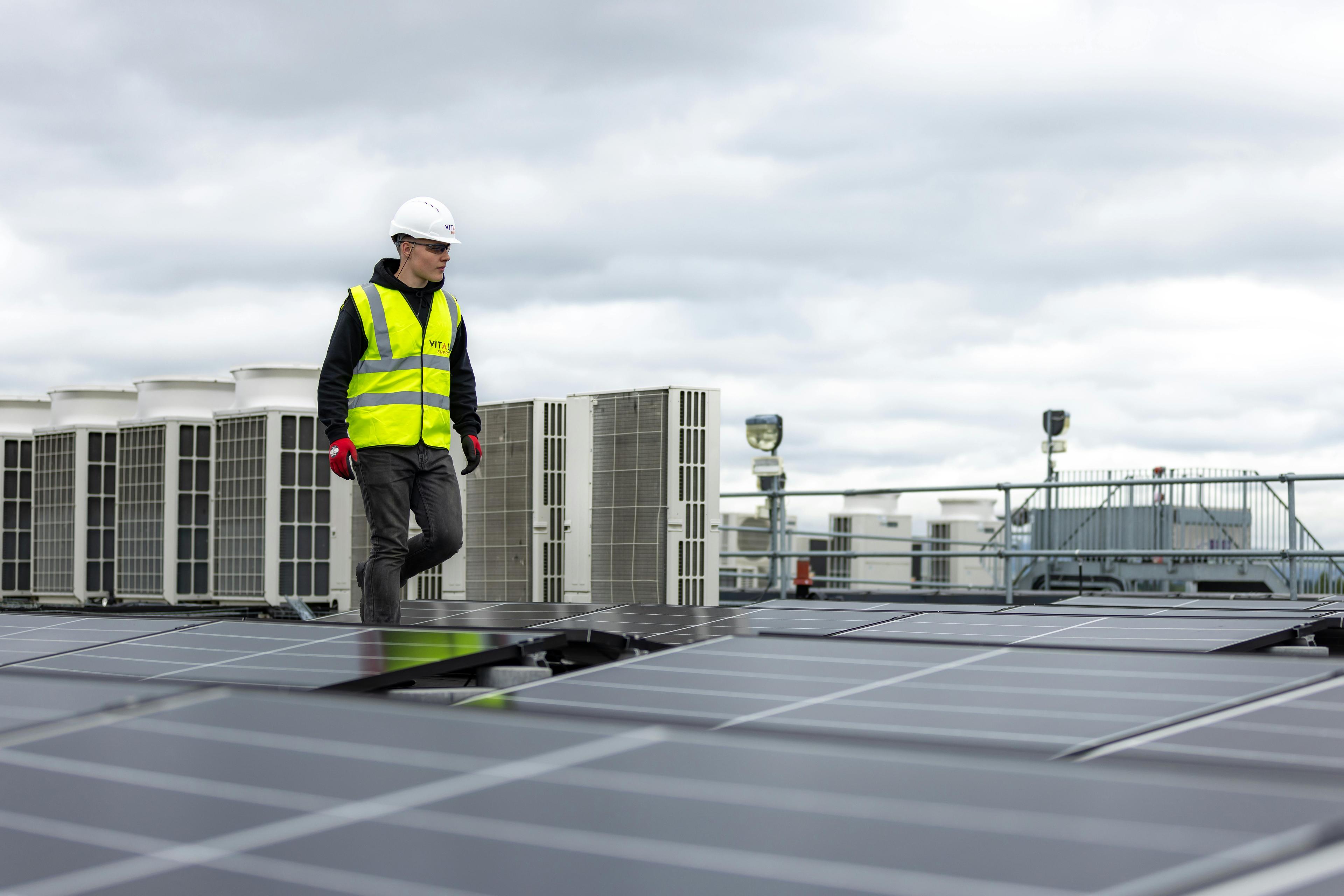 instalção de painéis solares num prédio