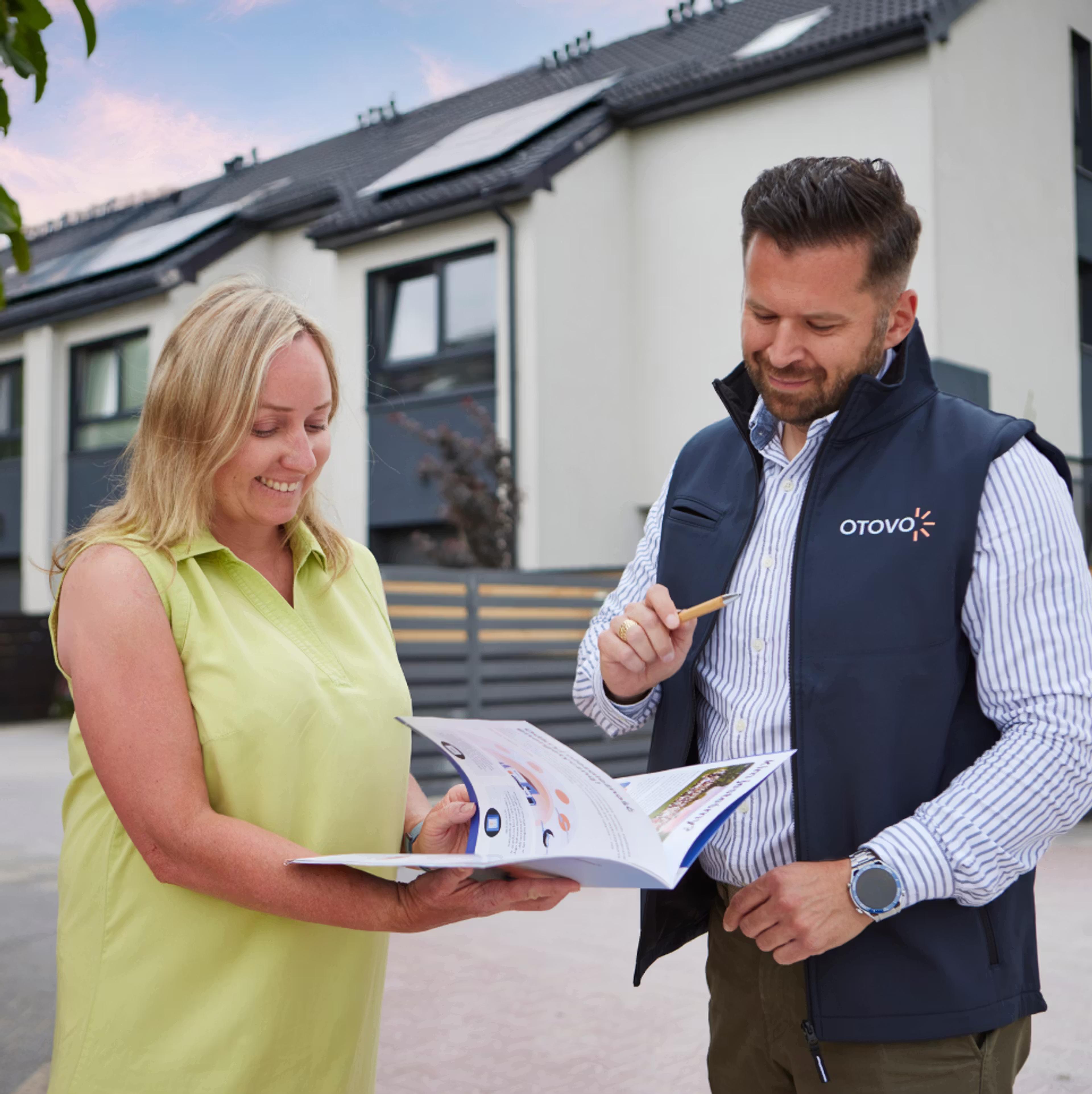 Dame die spreekt met een Otovo-installateur