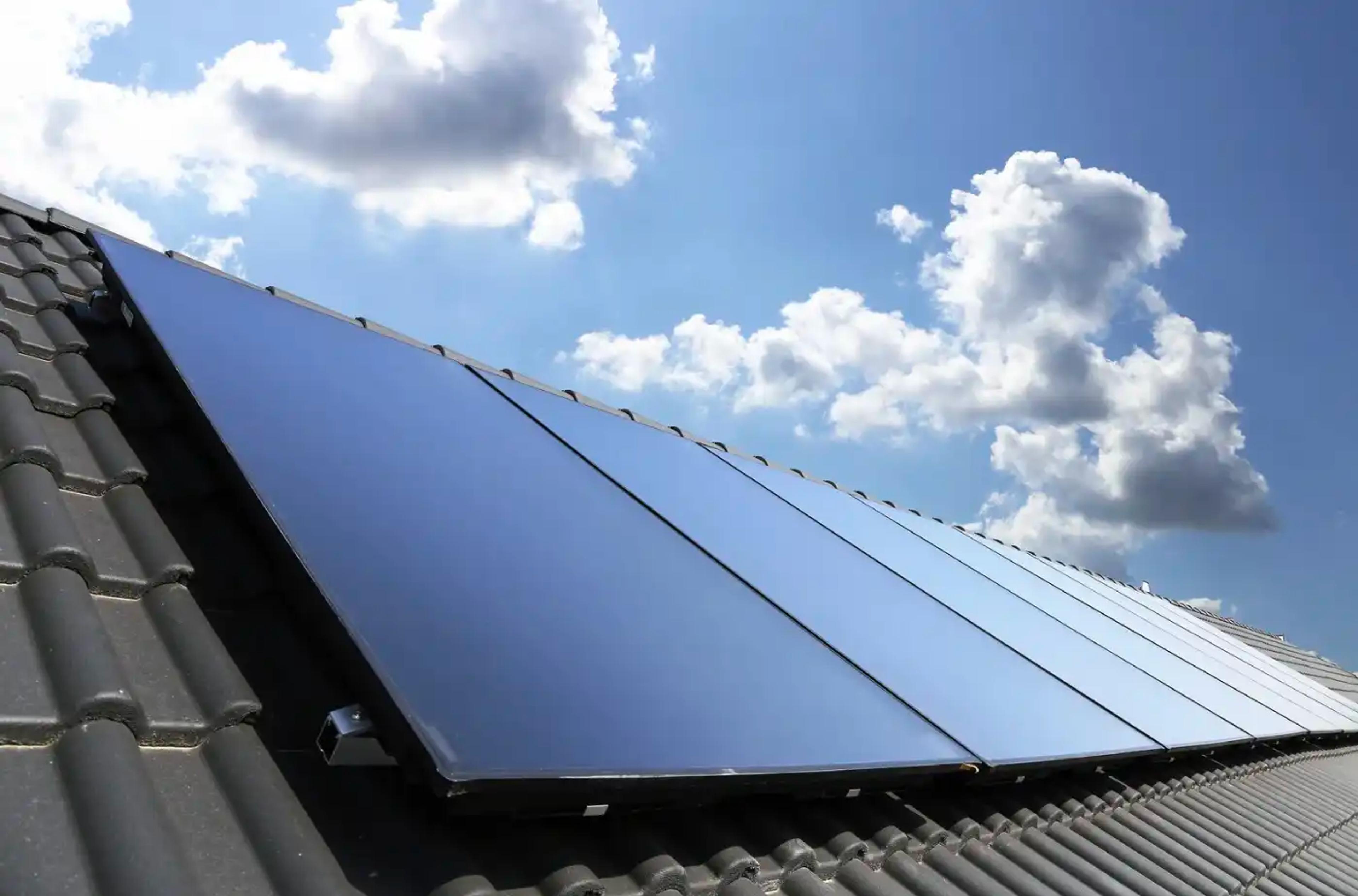 Solarpanele auf dem Dach mit bewölktem Himme