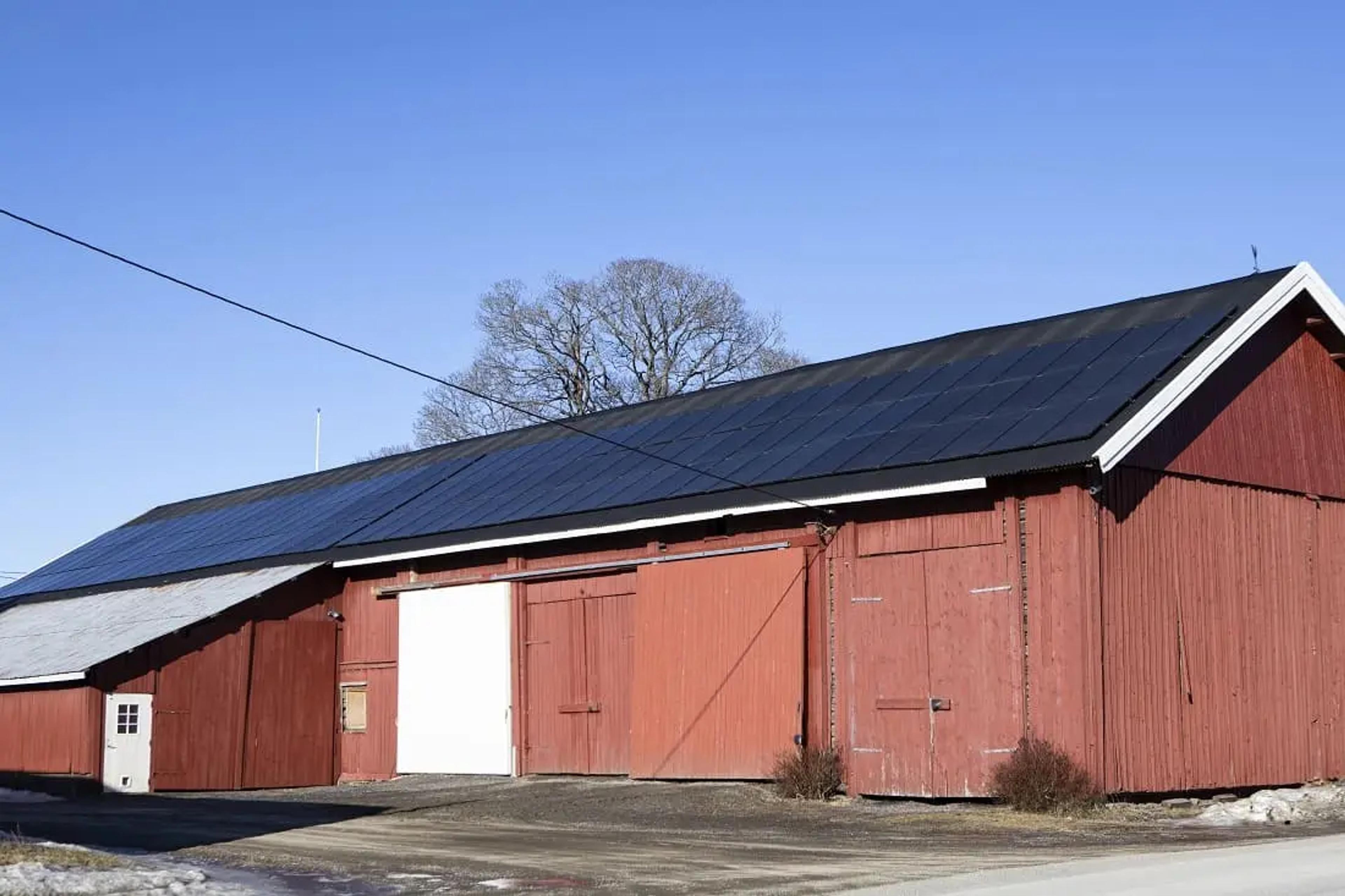 solceller på stor rød landbruksbygning