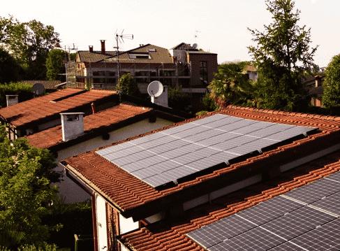 painéis solares instalados no telhado de uma casa