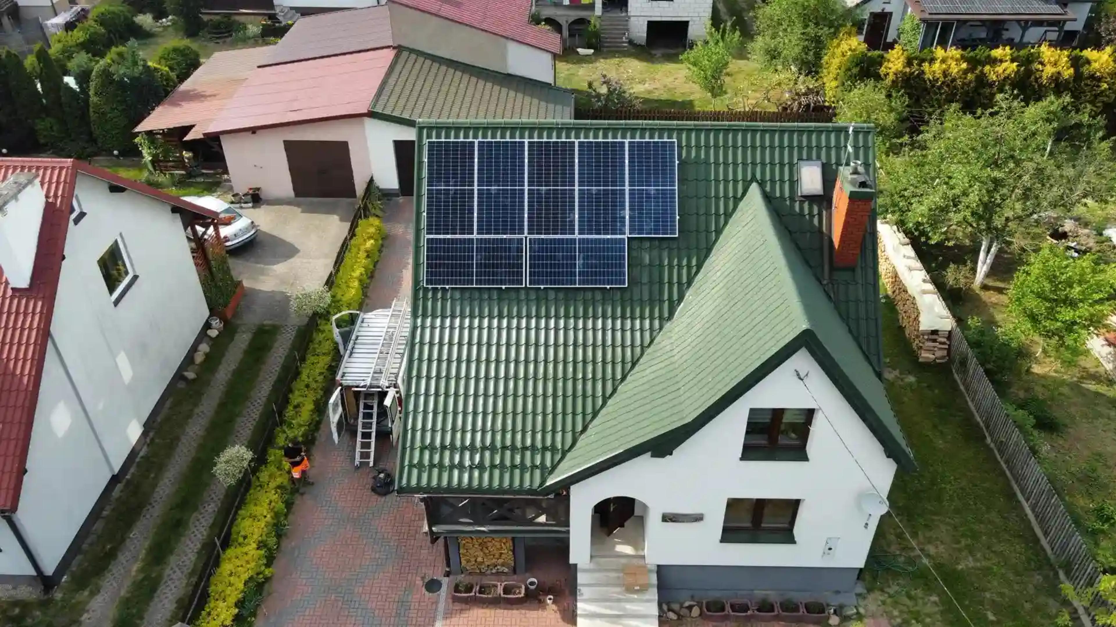 Panele fotowoltaiczne na zielonym dachu