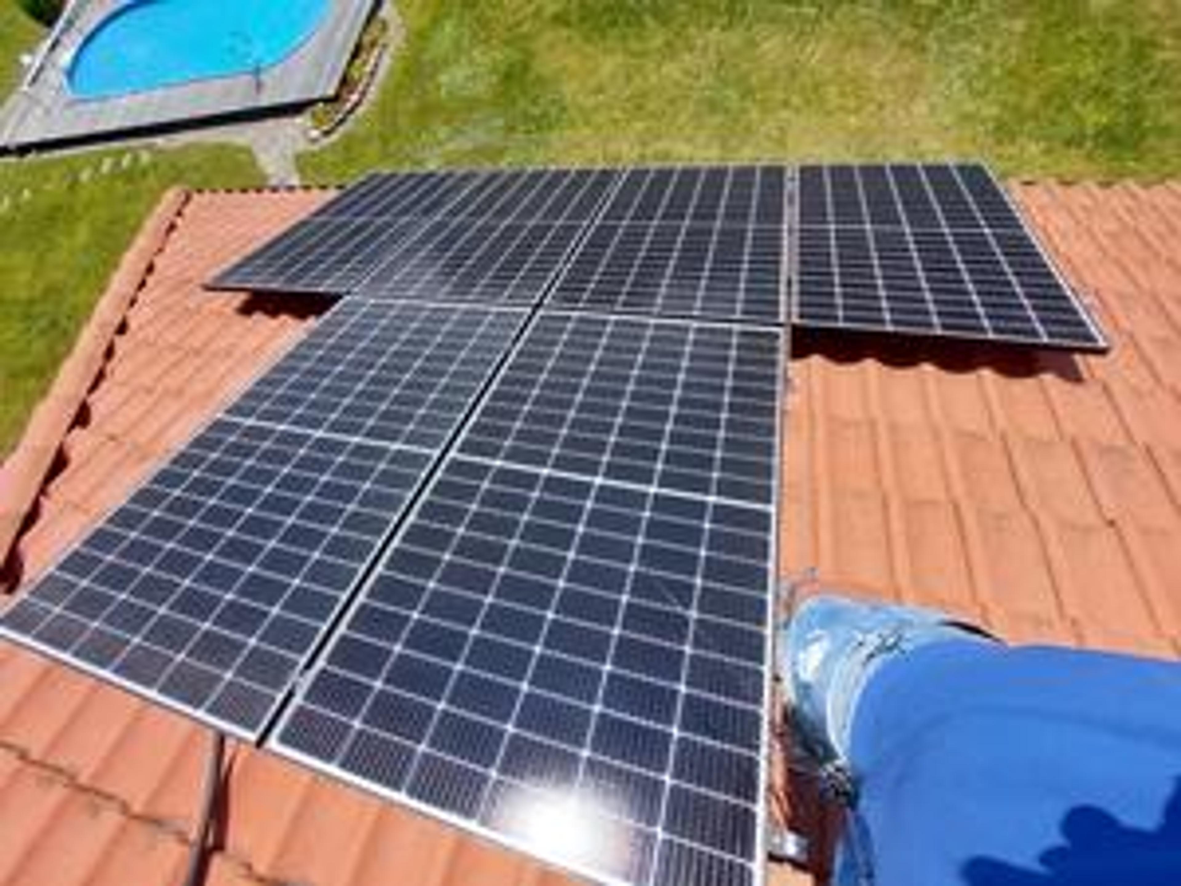 instalacja fotowoltaiczna na dachu