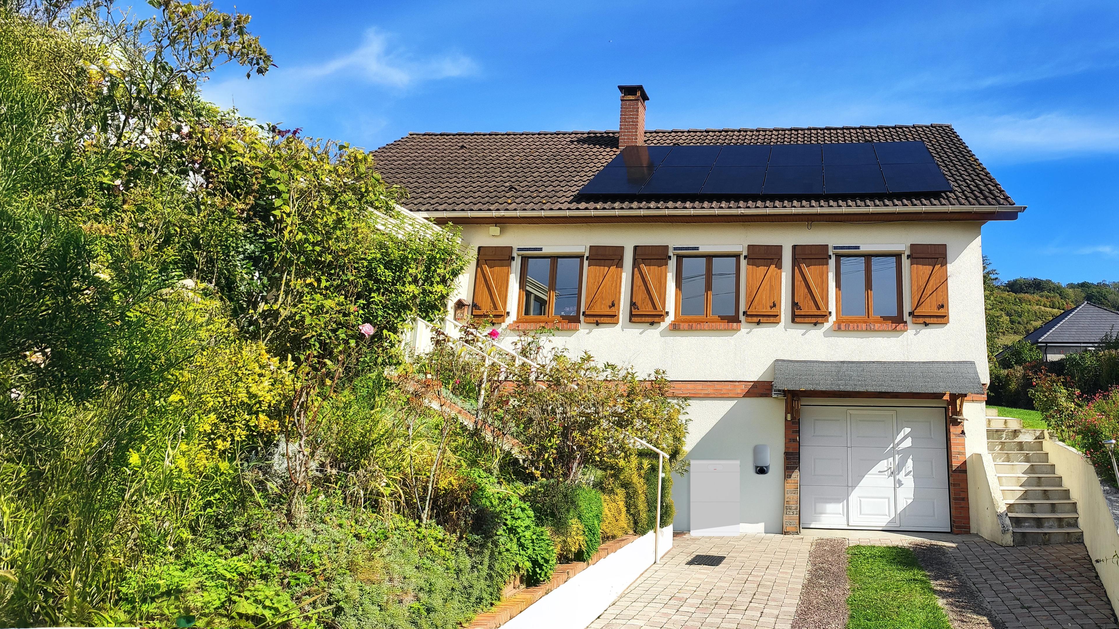 maison équipée de panneaux solaires