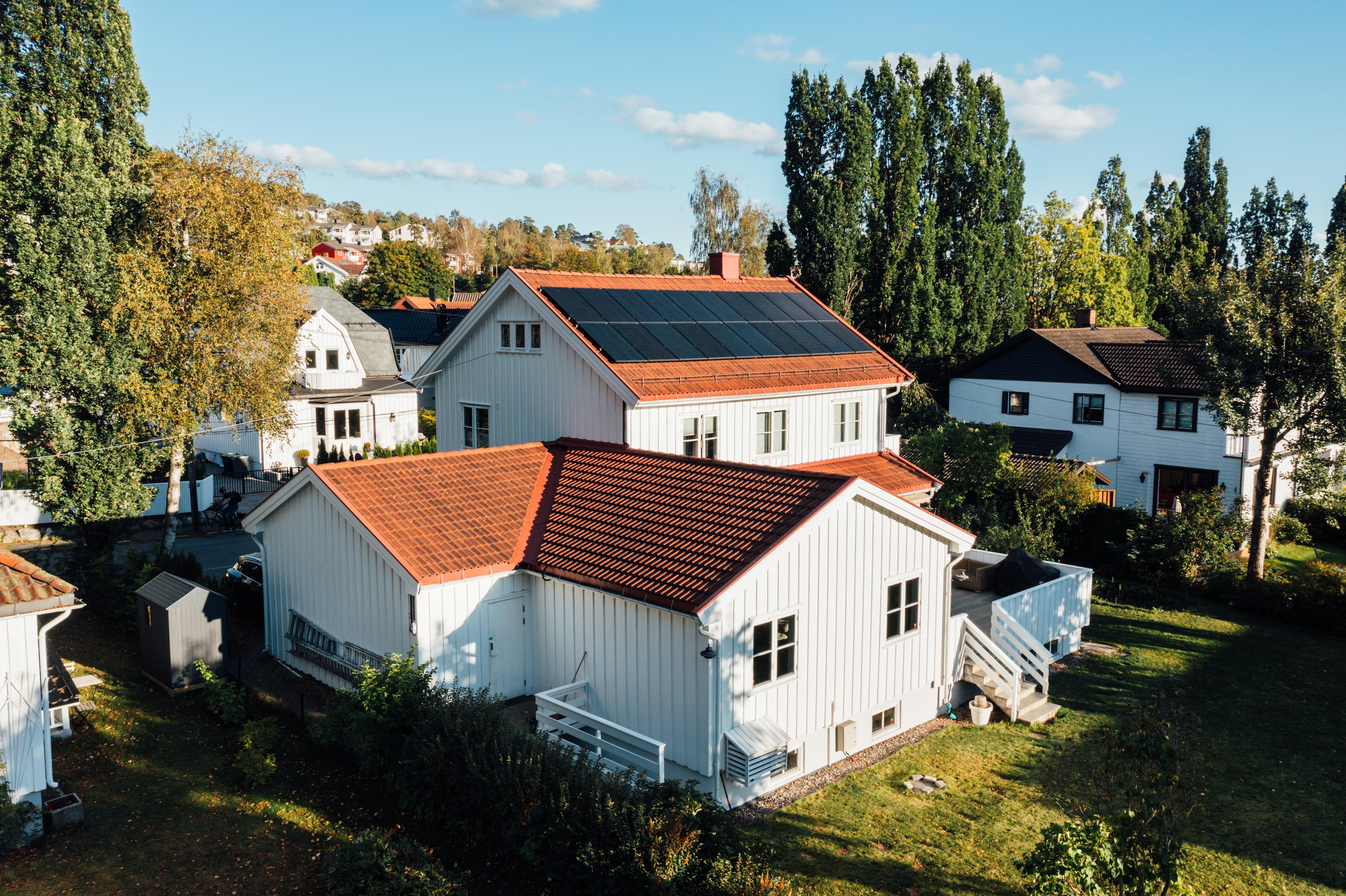 casa con paneles solares