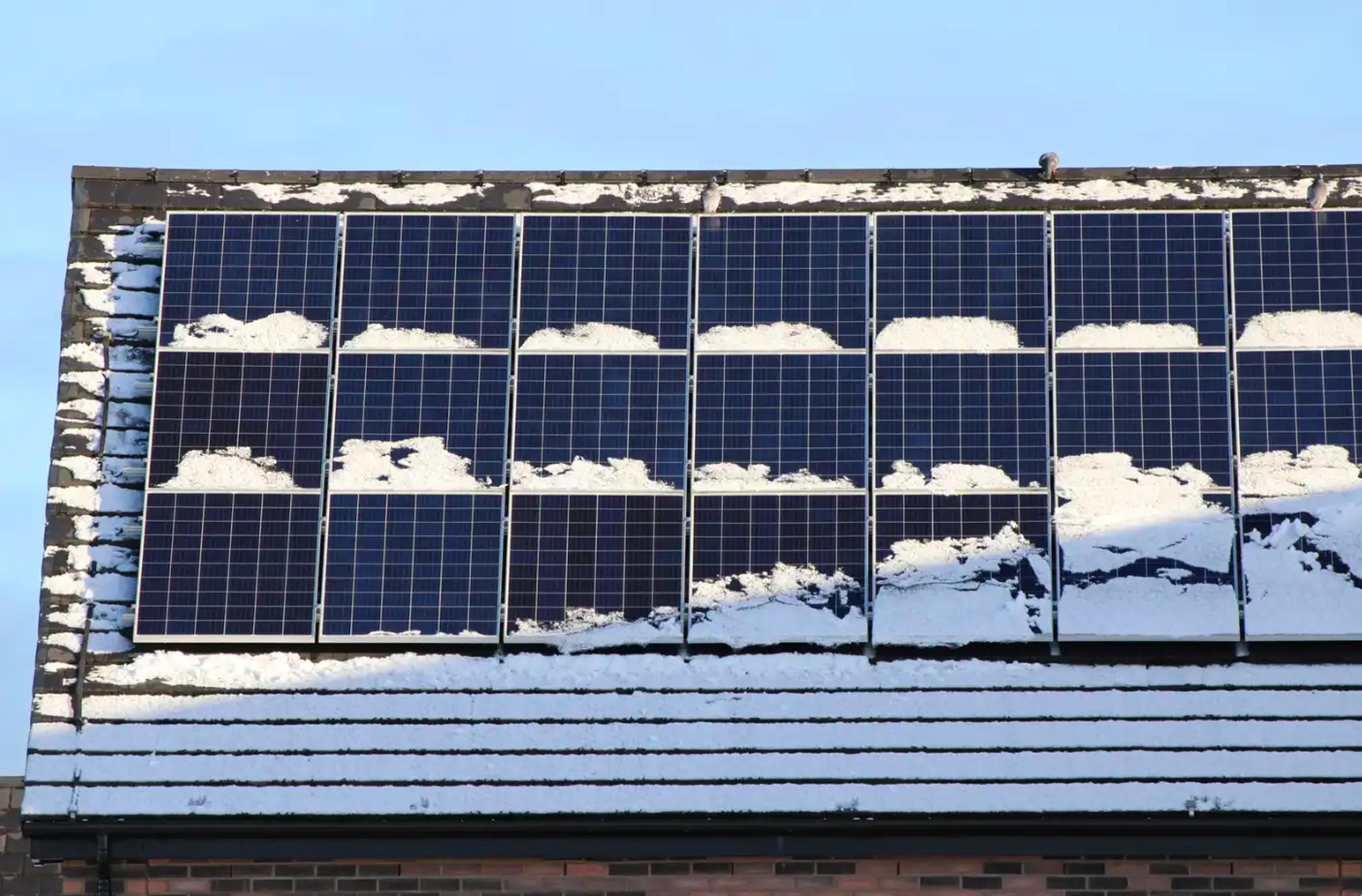 Schnee auf einer Solaranlage