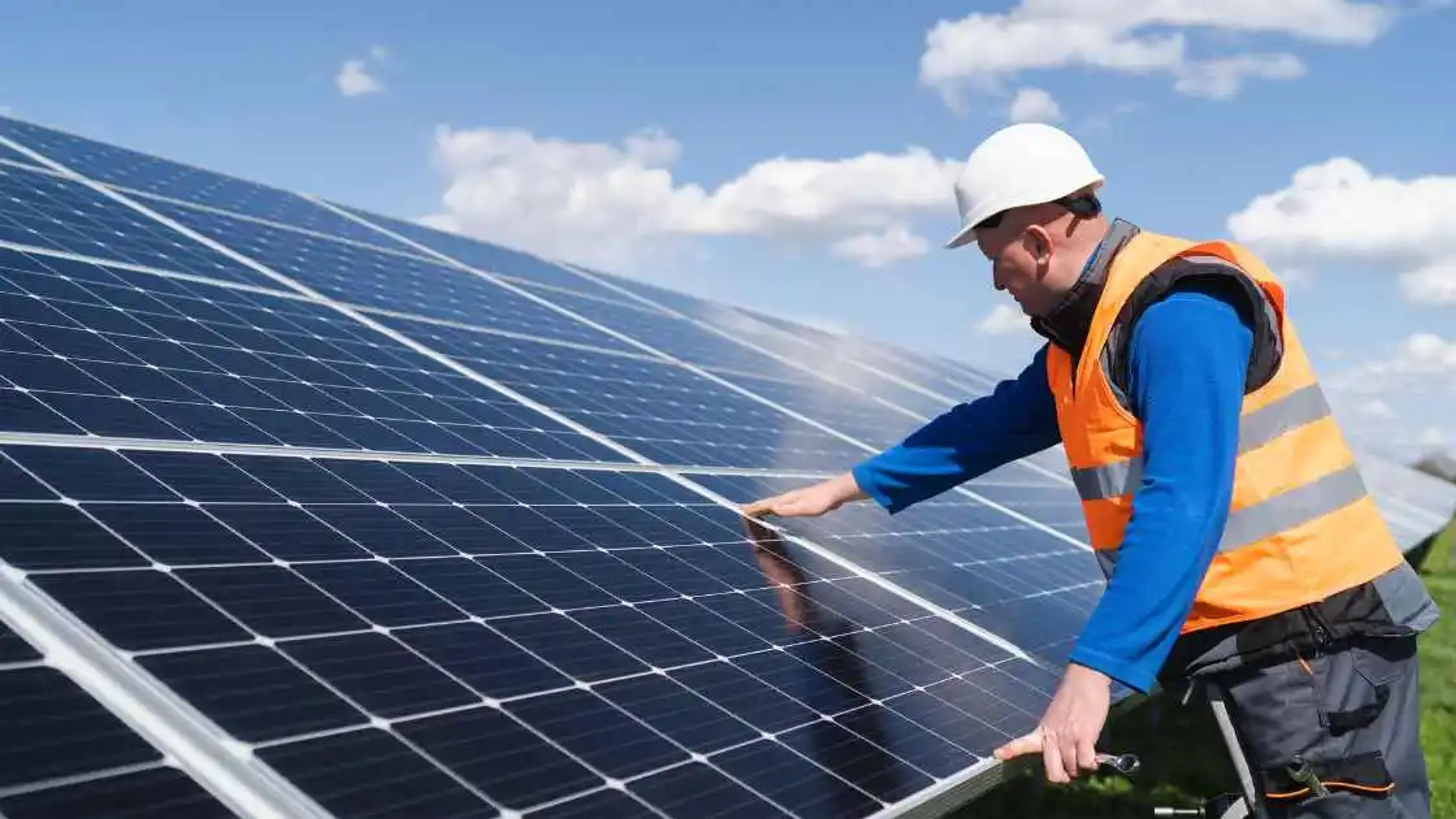 Installateur montiert Solarpanel