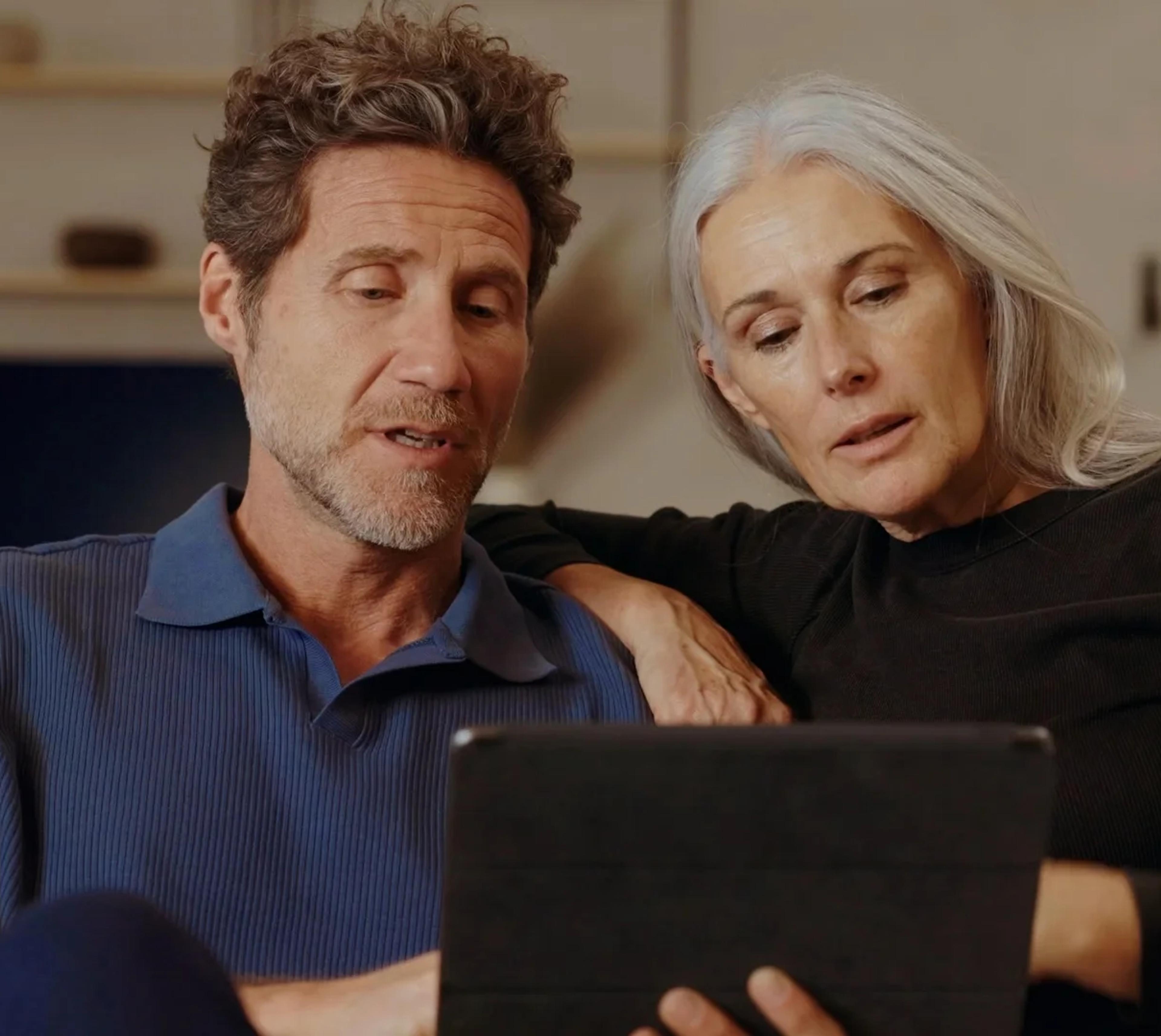 homem e mulher a ver o tablet